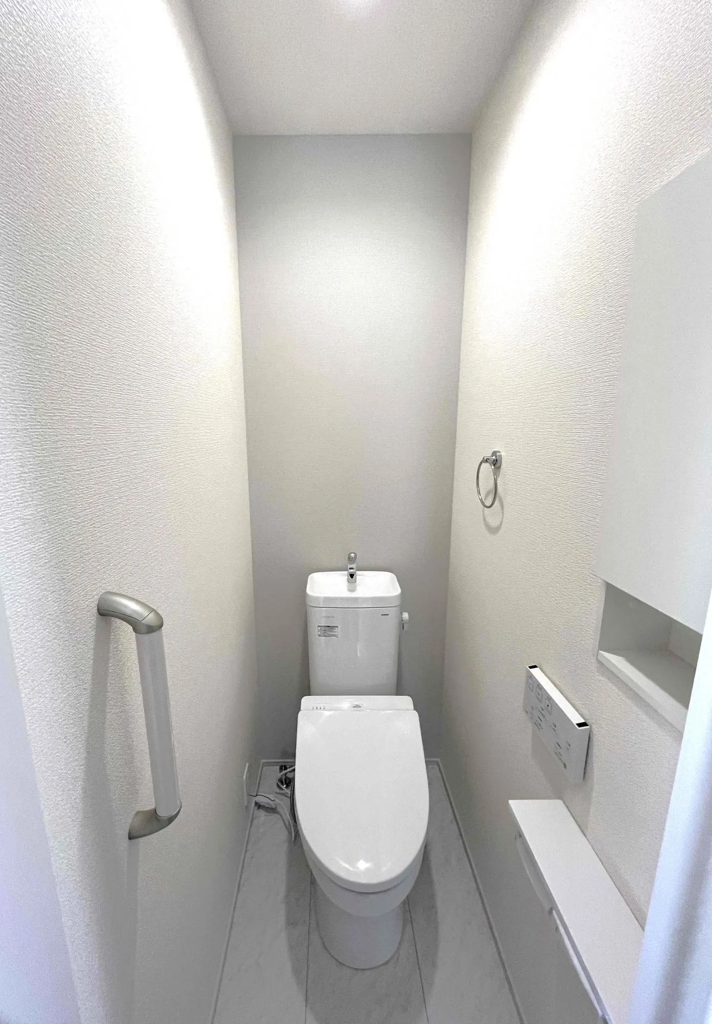 1号棟2階収納付きトイレ。お手入れしやすい設計のトイレ。強力な洗浄力で少ない水でもしっかり流れます