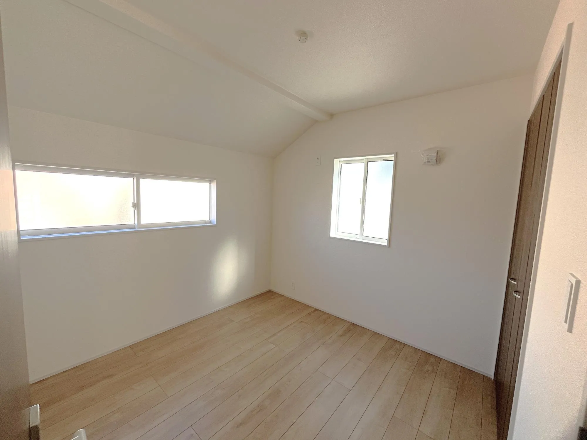 1号棟2階洋室4.25帖2面採光。光がたっぷり差し込む明るい住まい