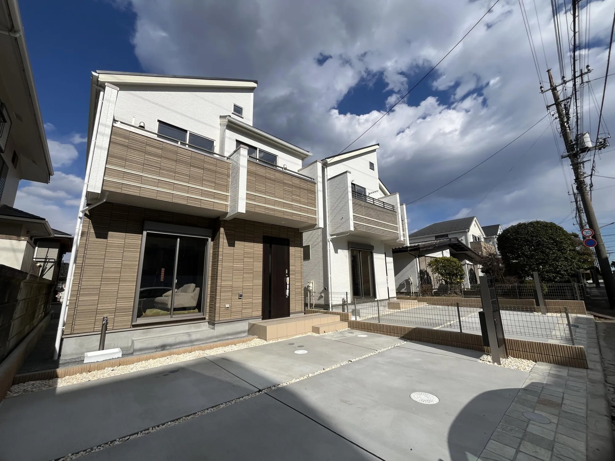 外観写真。駐車場2台分確保&庭も広々しており、ゆったりした暮らしが叶います