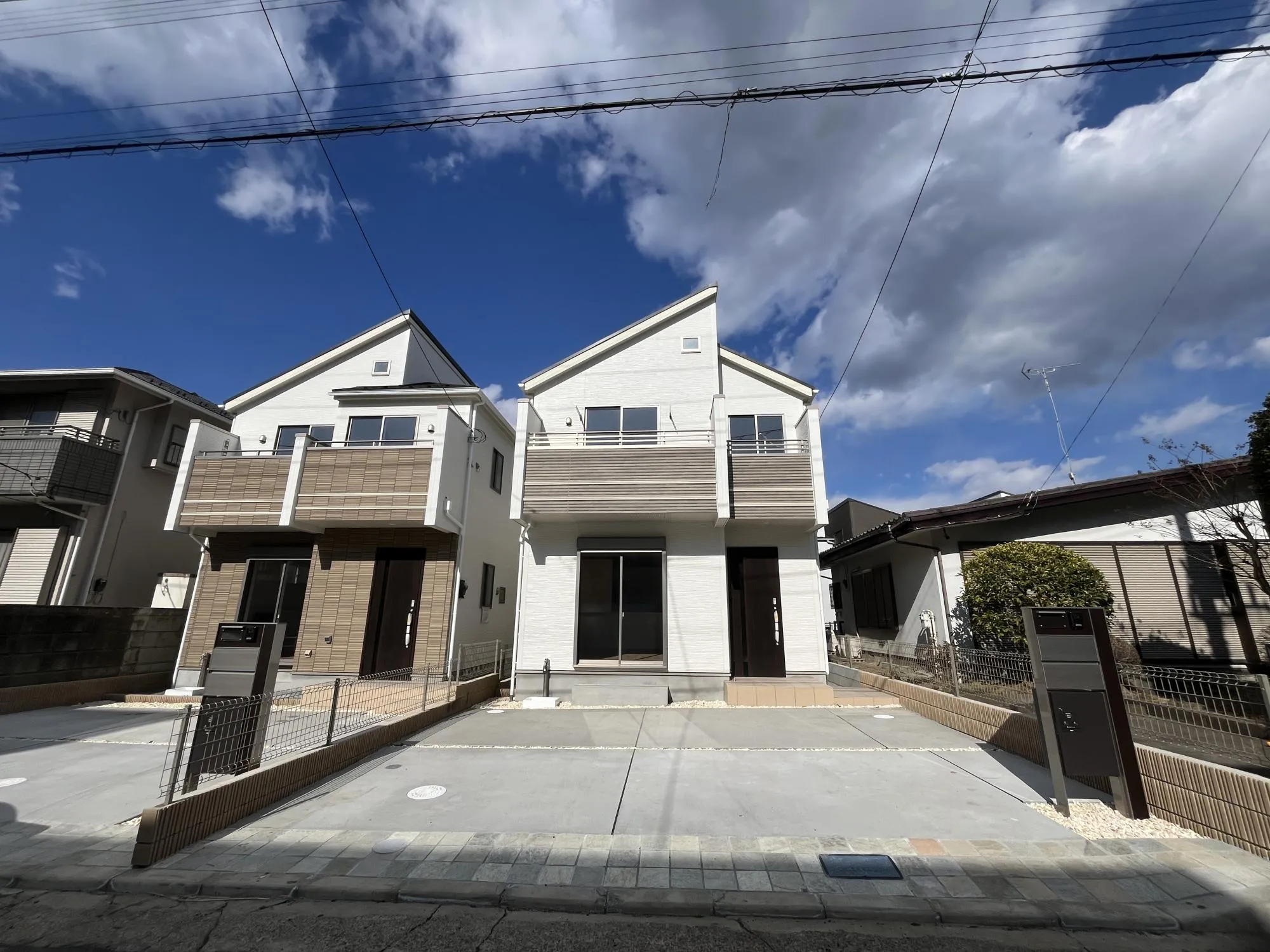 外観写真。駐車スペース2台確保。お友達を呼んでも車を停める場所に困りません