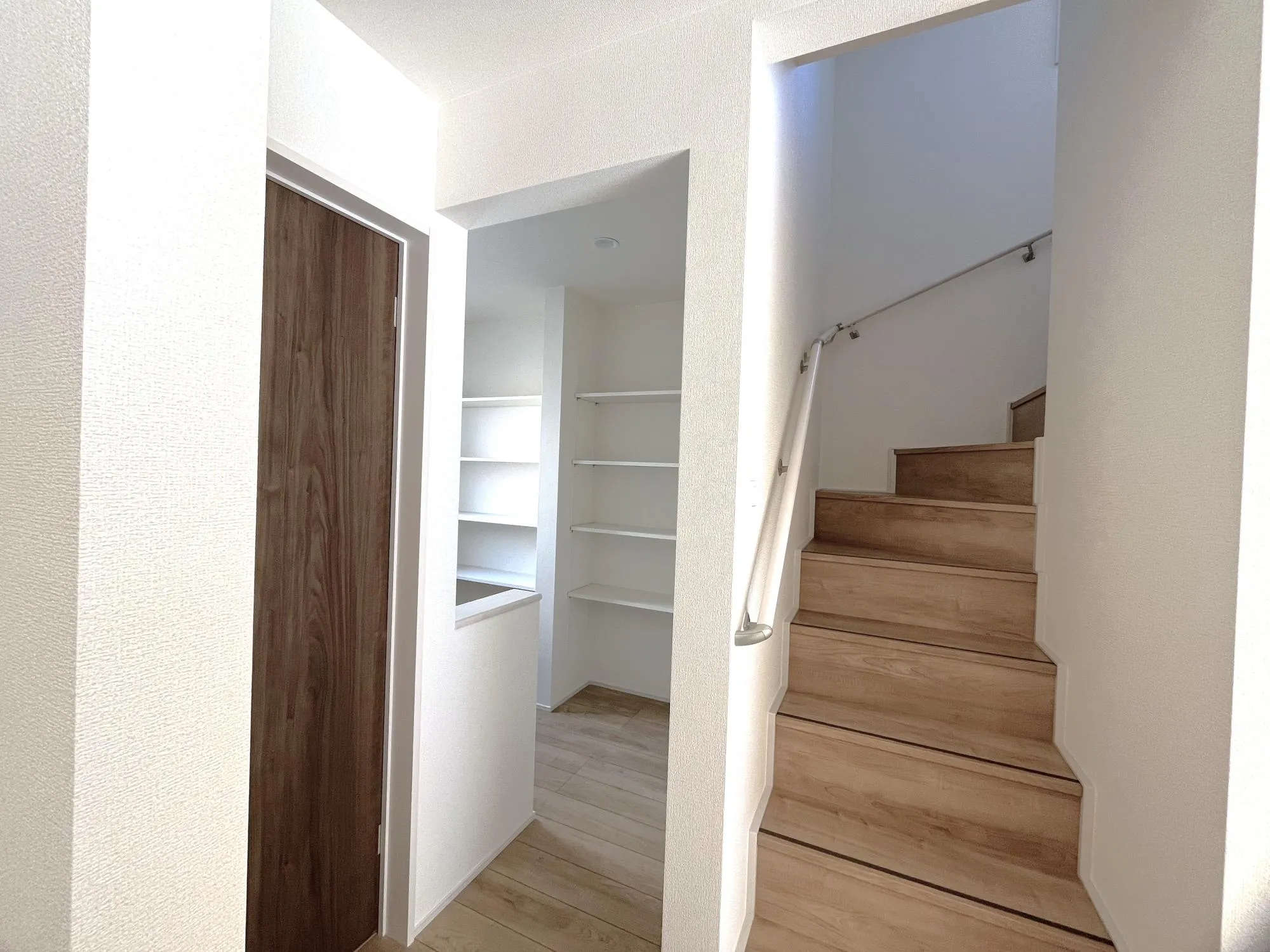 2号棟キッチン直結のパントリーなので、出し入れも楽でかつ大容量収納!買いだめ可能なので家事の負担も軽減♪