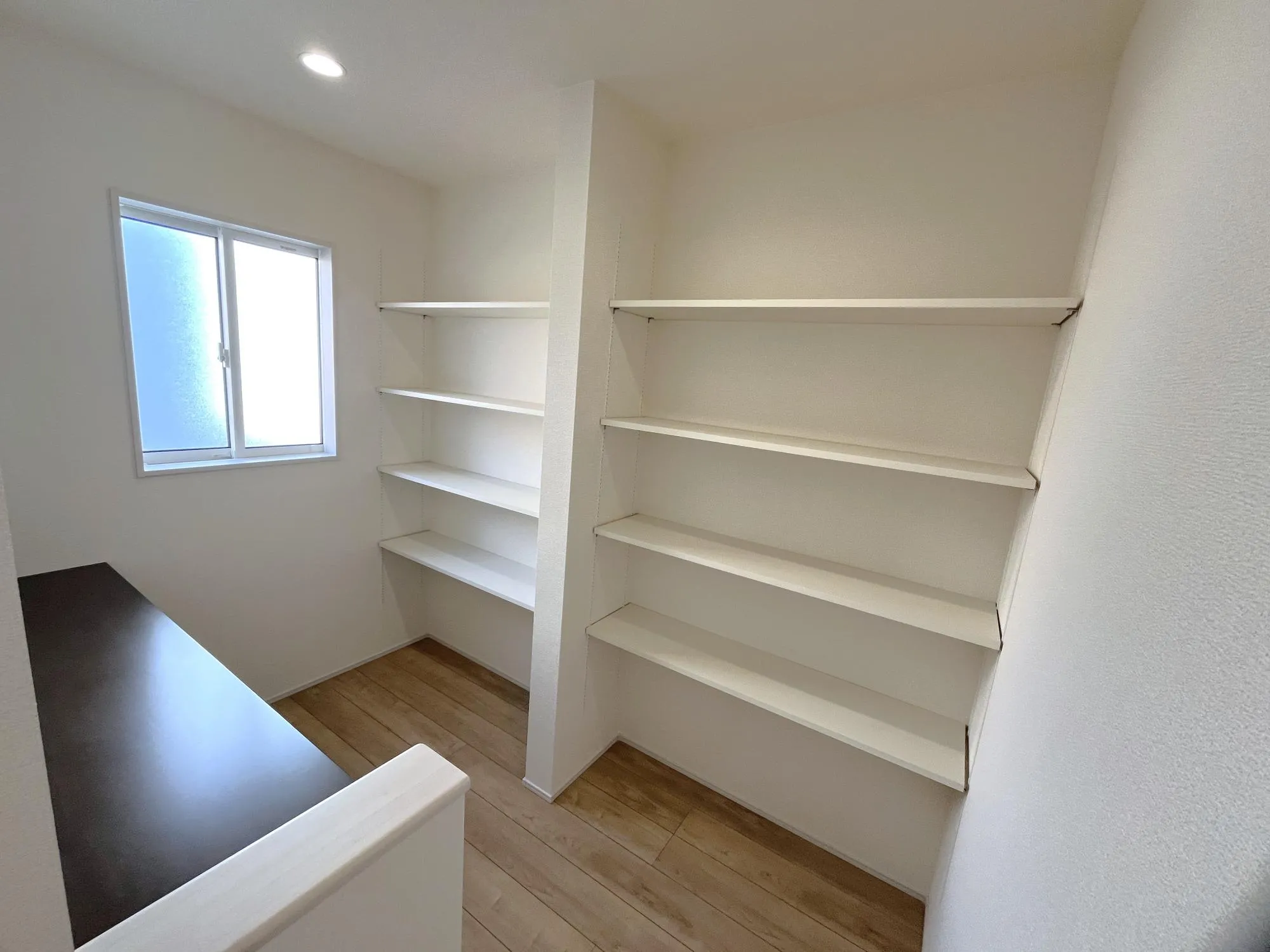 まとめ買い派に嬉しい、大型のパントリー。キッチン周りに物を置かずに済むのは嬉しいですね