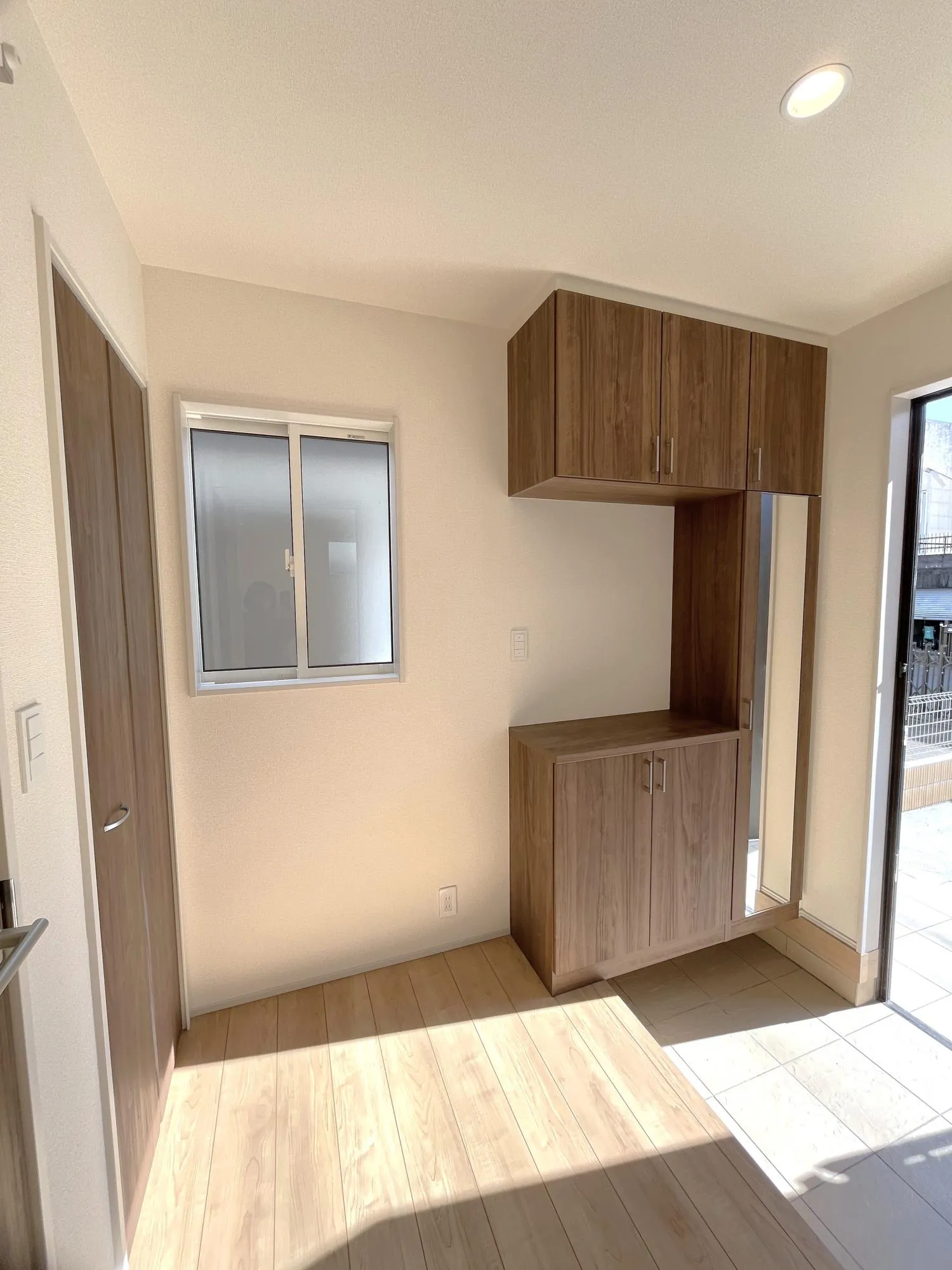 2号棟下駄箱。大容量の玄関収納。靴でいっぱいになりがちな玄関を、すっきり綺麗に保てそうです