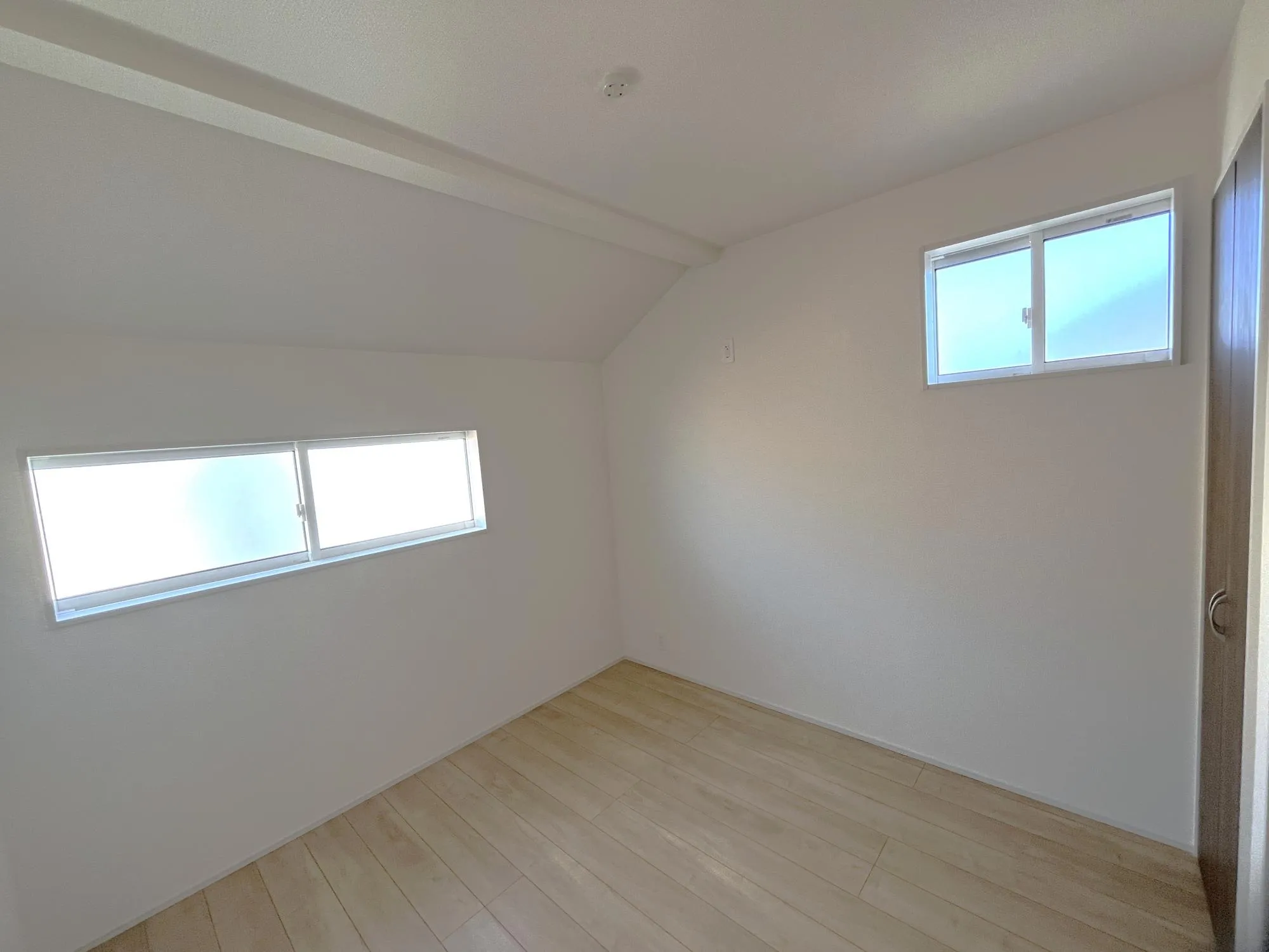 2号棟洋室4.5帖①全室2面採光。光がたっぷり差し込む明るい住まい