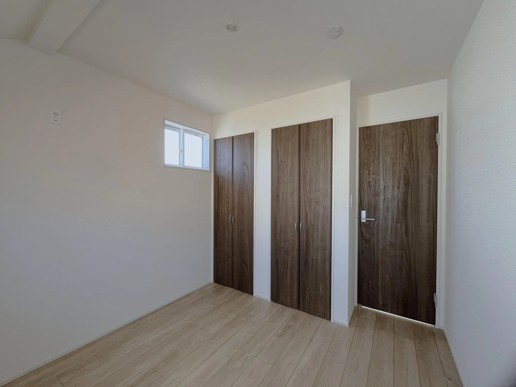 2号棟洋室4.5帖②2か所のクローゼットで季節ごとや、兄弟姉妹で分けて使えます♪