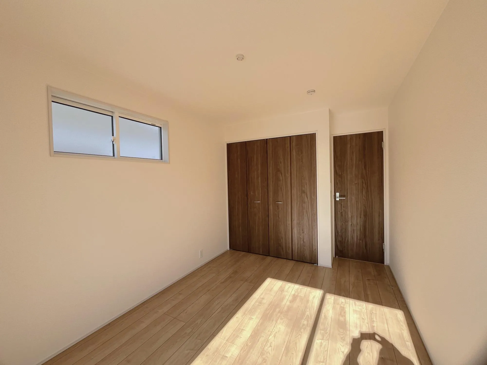 2号棟洋室6帖①凹凸のない四角い部屋なので家具の配置も自由自在!