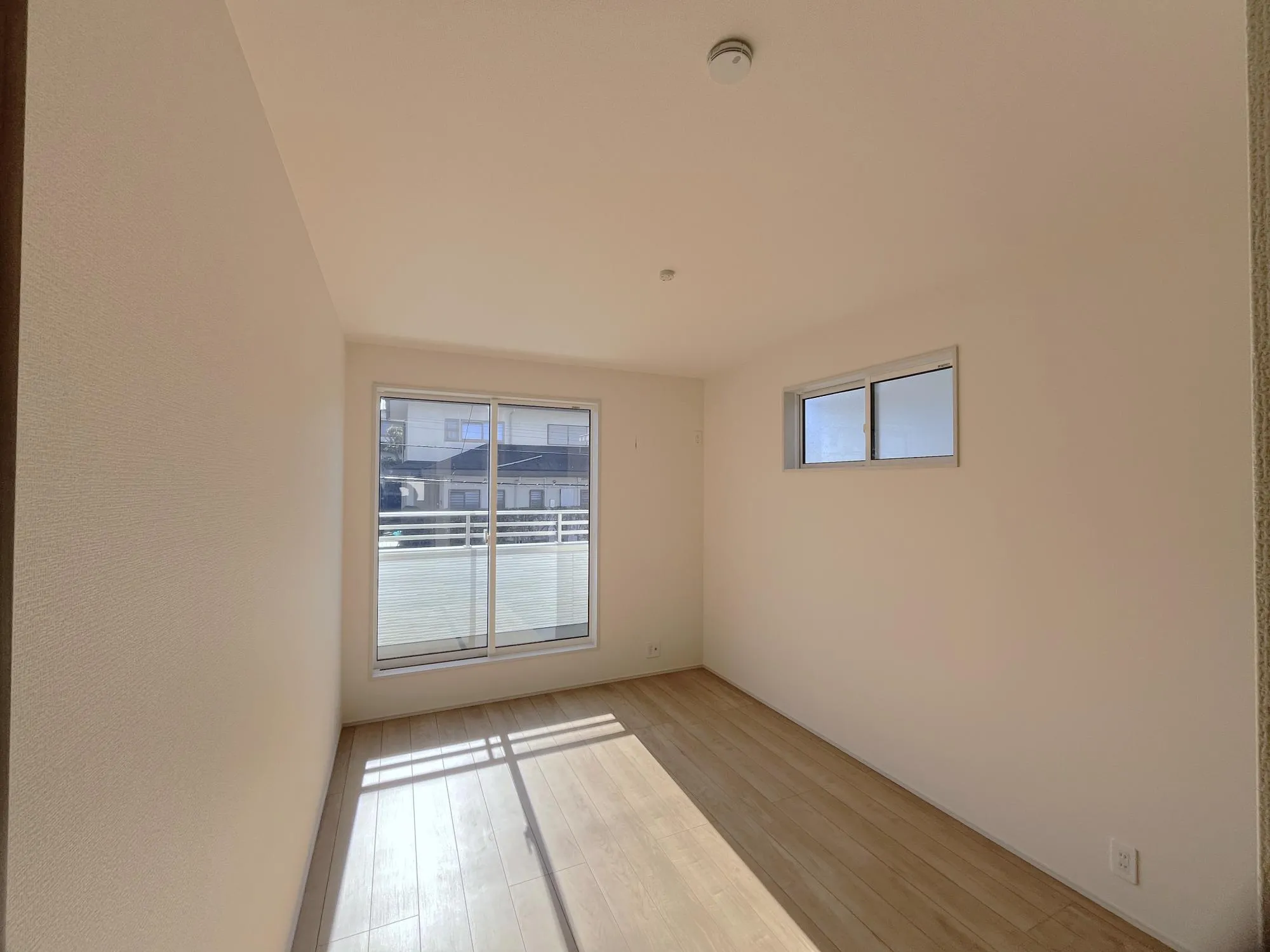 2号棟洋室6帖②南向き!たっぷりの陽光に包まれる明るい住まい