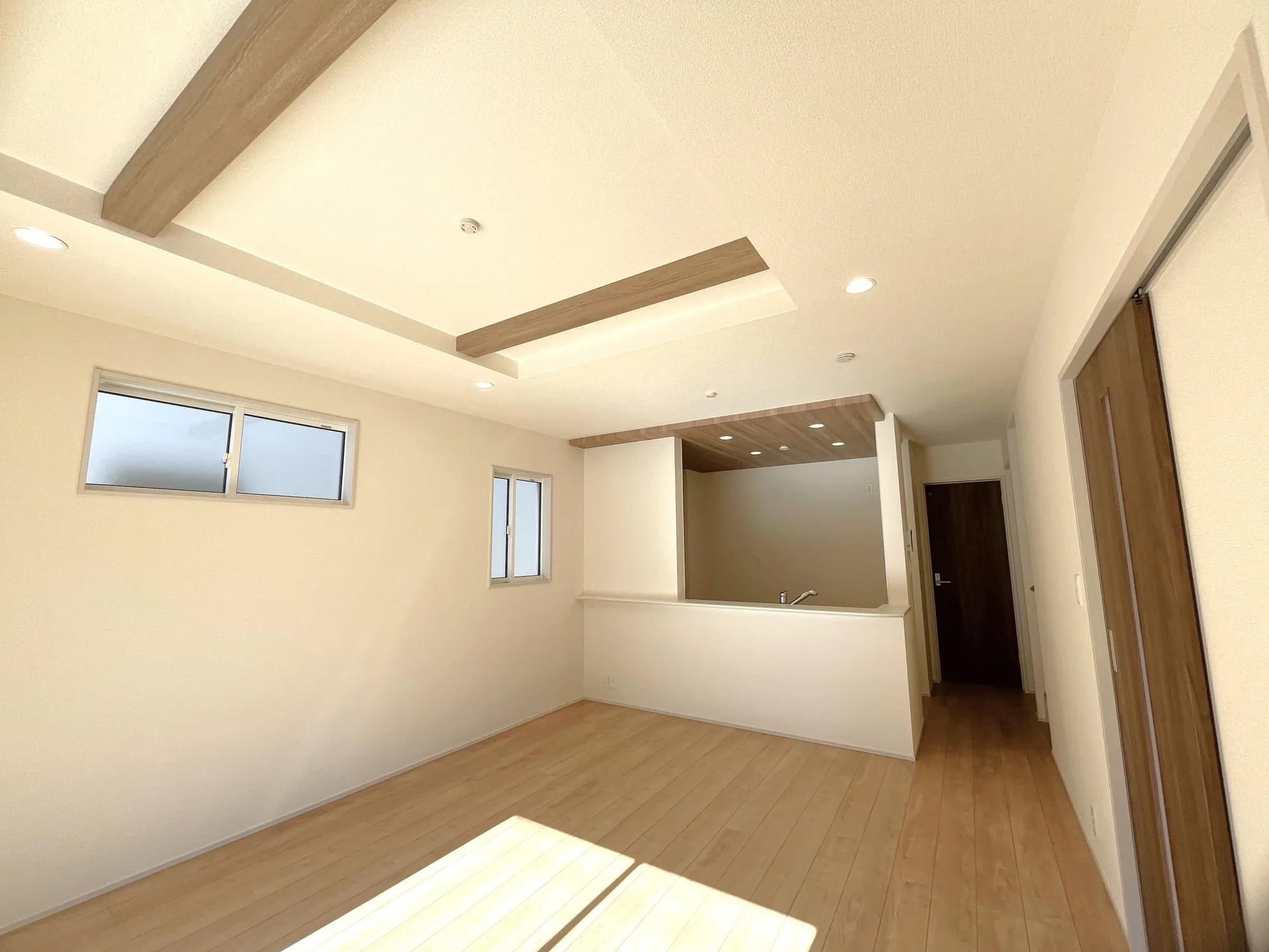 2号棟LDK折上天井であえて梁を出すことによって、縦に広々と開放感のある心地良い空間を演出してくれます。折上天井であえて梁を出すことによって、縦に広々と開放感のある心地良い空間を演出してくれます。