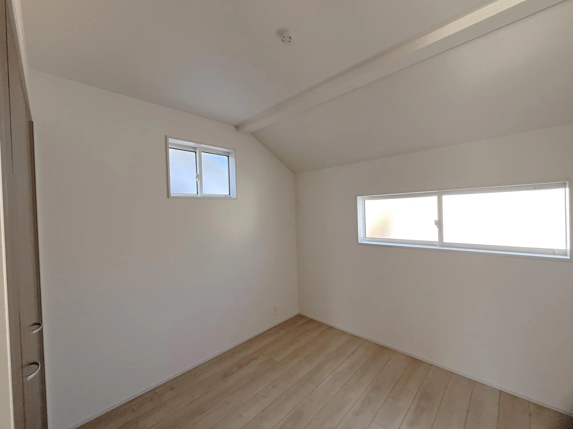 2号棟洋室4.25帖①2面採光の洋室。明るく風通しも良いので、ゆったりとくつろいで過ごせます