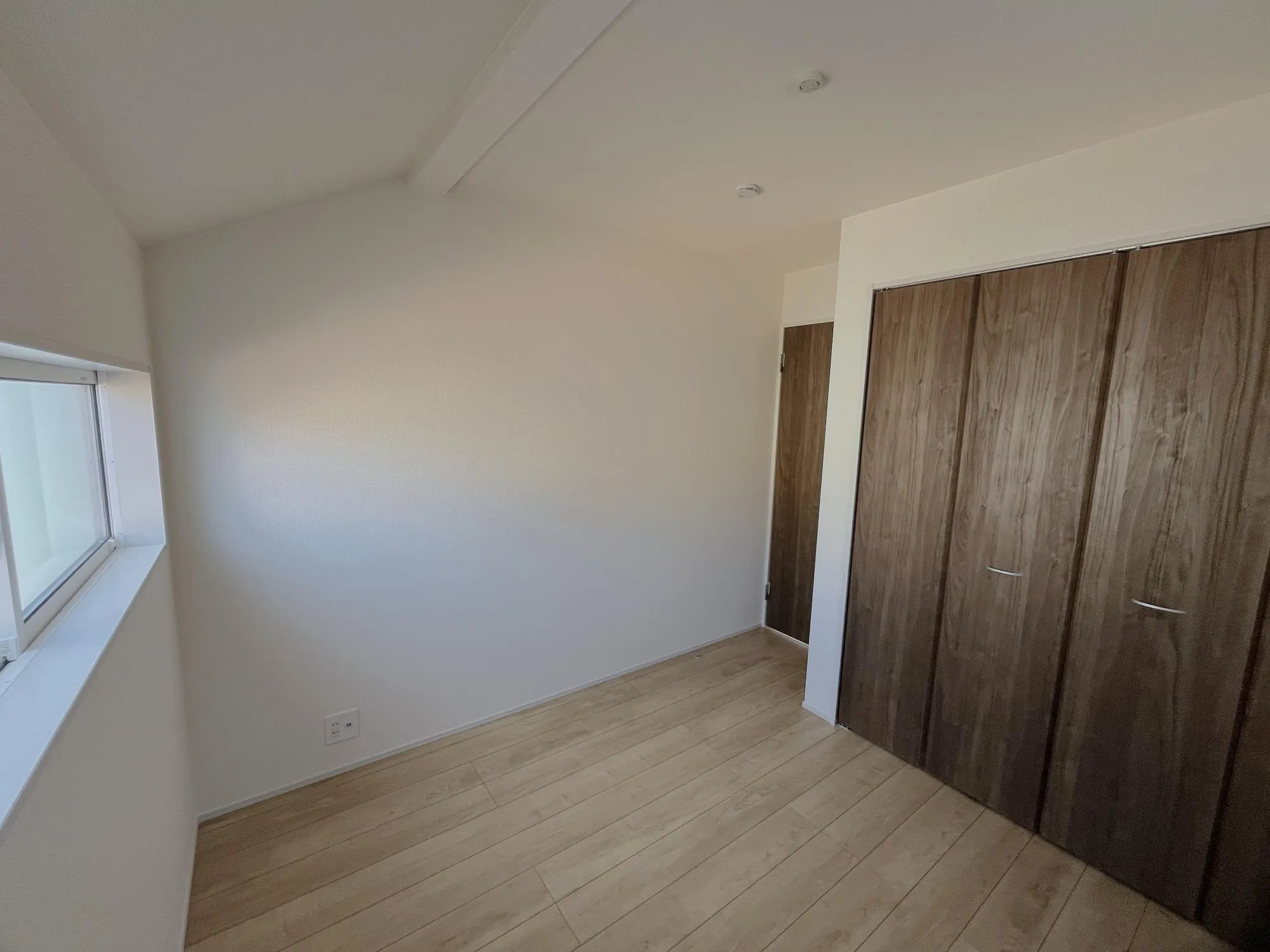 2号棟洋室4.25帖②大きめクローゼットで季節物の衣類等、かさばる荷物も季節物の衣類等、かさばる荷物もスッキリ!