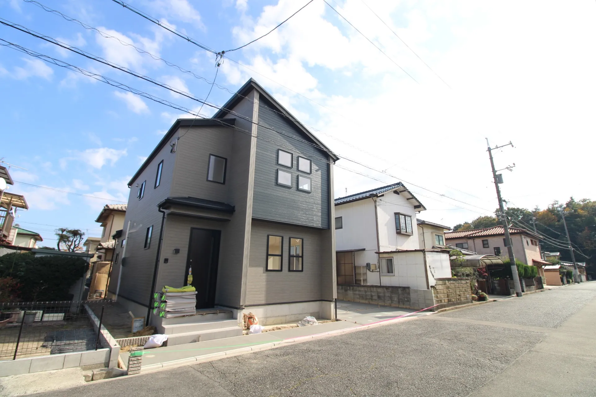 前面道路から見た外観