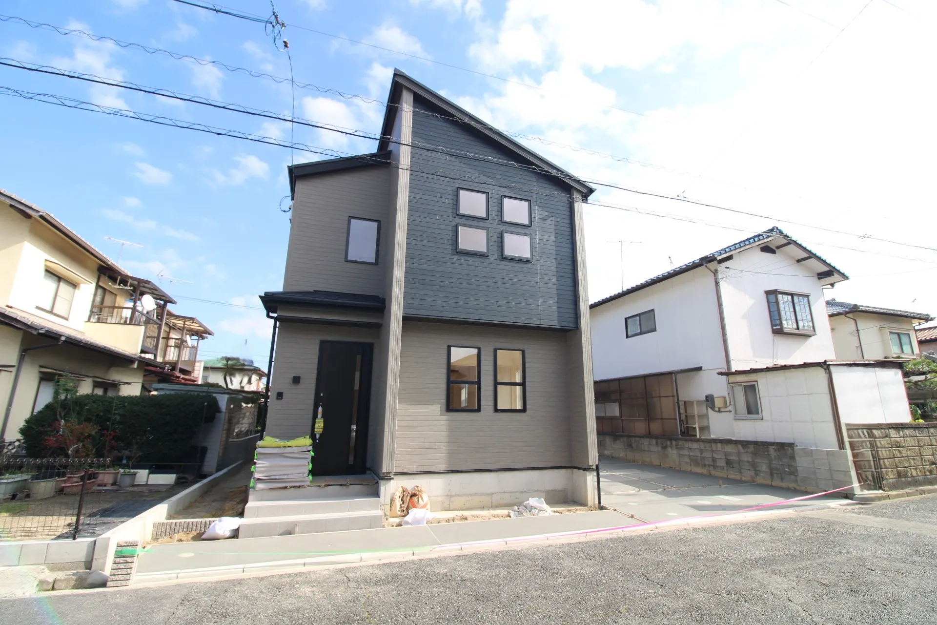 前面道路から見た外観