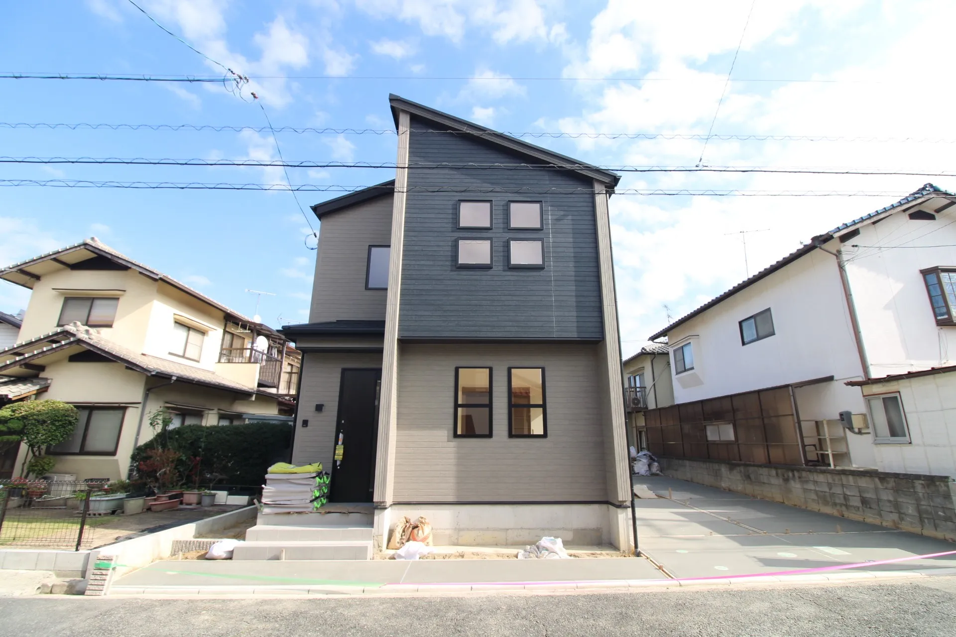 前面道路から見た外観