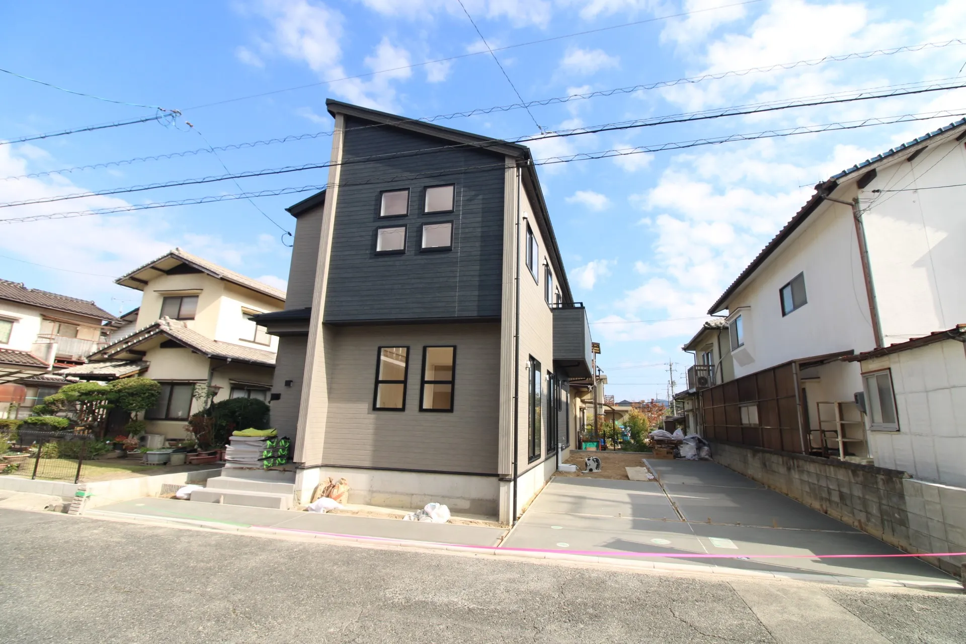 前面道路から見た外観