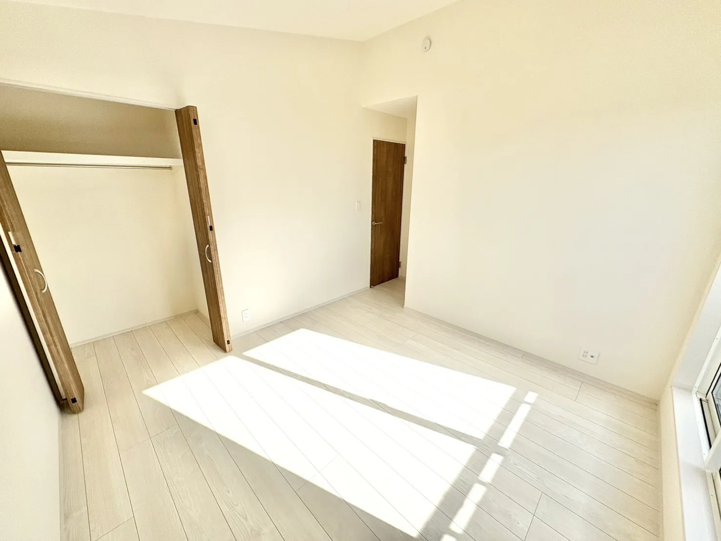 ☆1号棟　6.125畳洋室☆