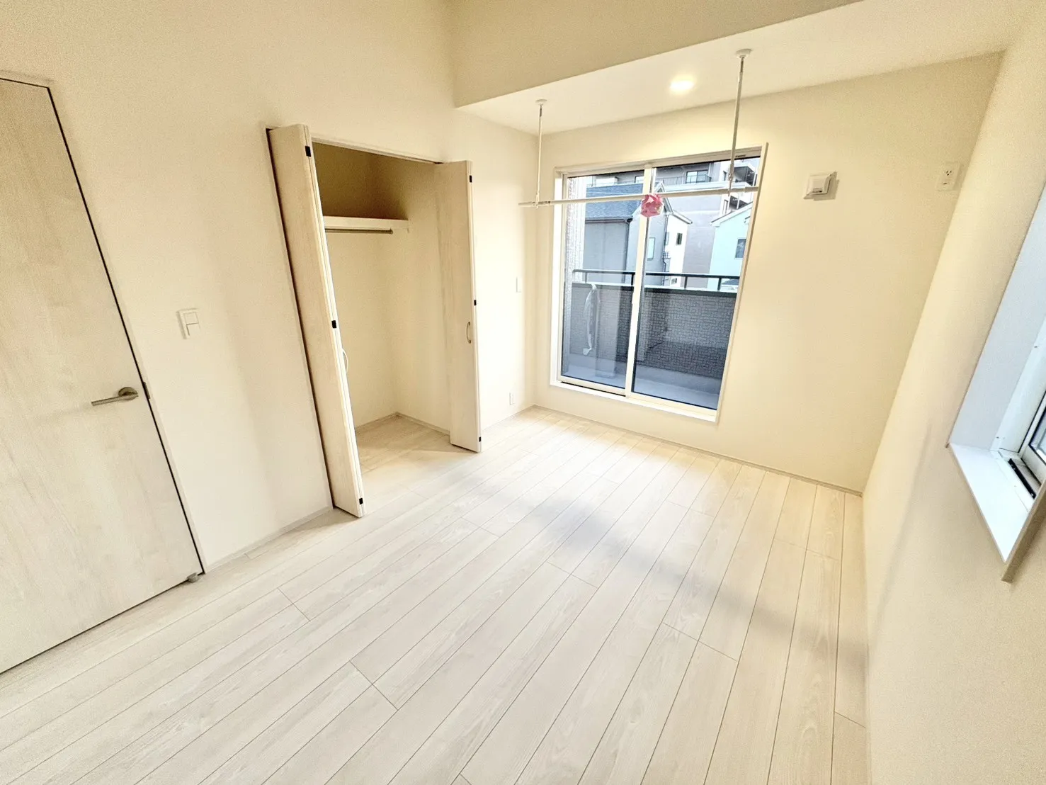 ☆2号棟　西側6畳洋室☆