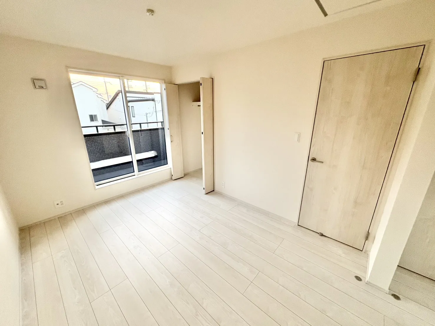 ☆2号棟　東側6畳洋室☆