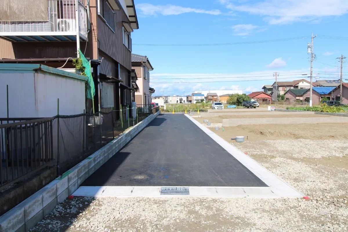 11月1日撮影　前面道路(南→北)