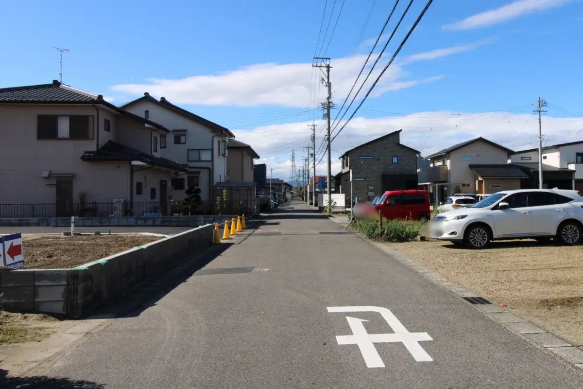 11月1日撮影　前面道路(東→西)