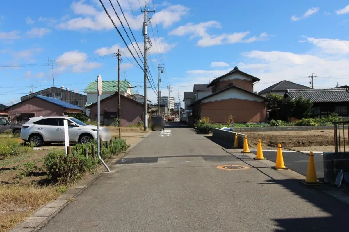 11月1日撮影　前面道路(西→東)