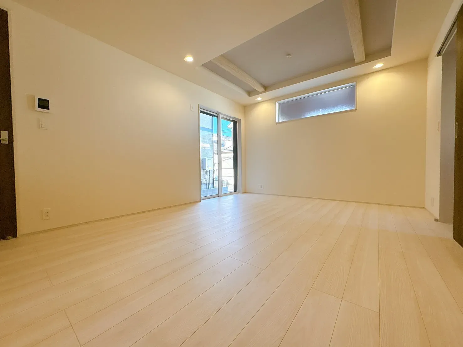 【リビング】ゆったりリビング!シャッター、折上天井と設備も充実です♪