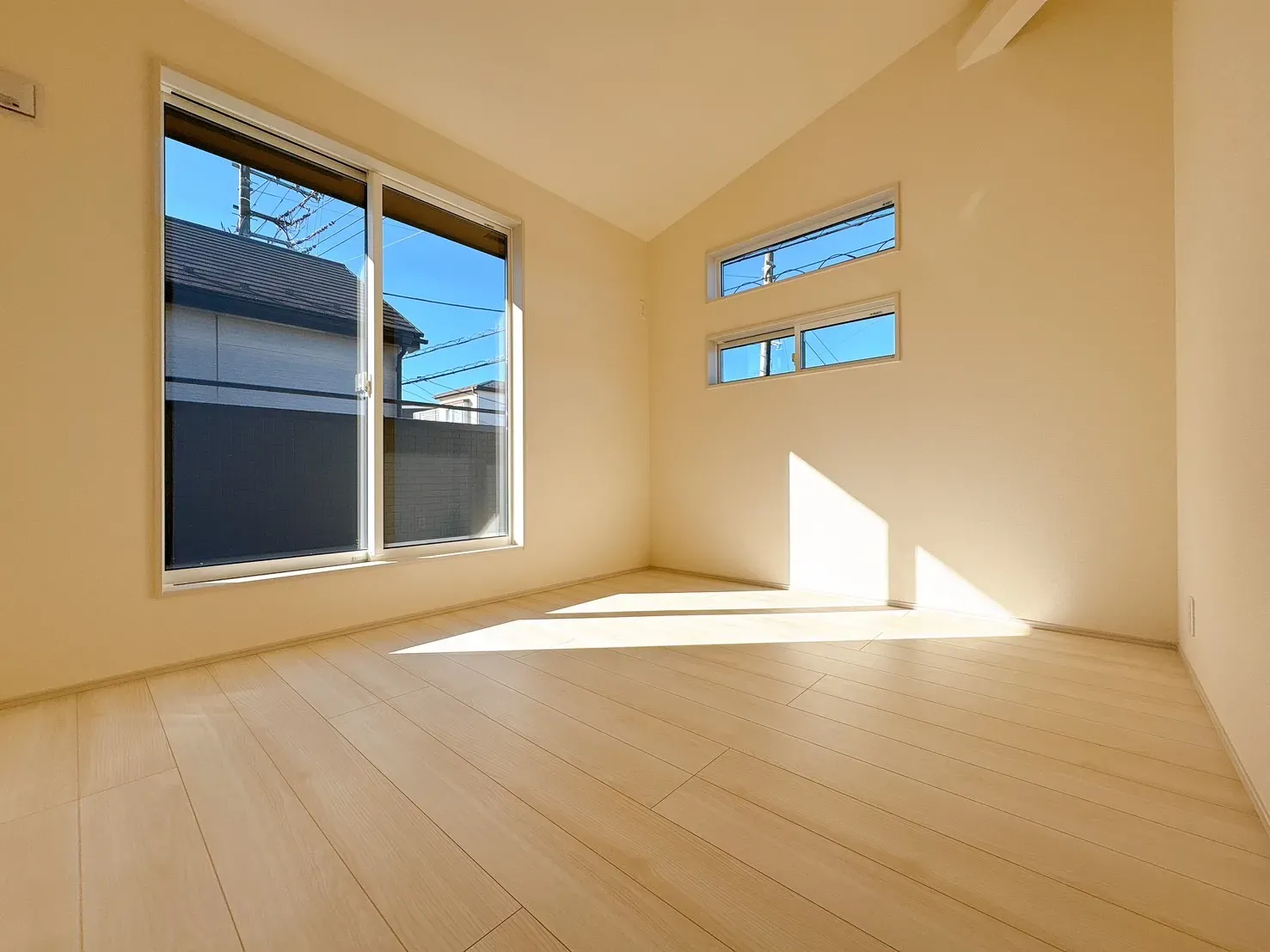 【勾配洋室】勾配天井が開放感を演出します♪