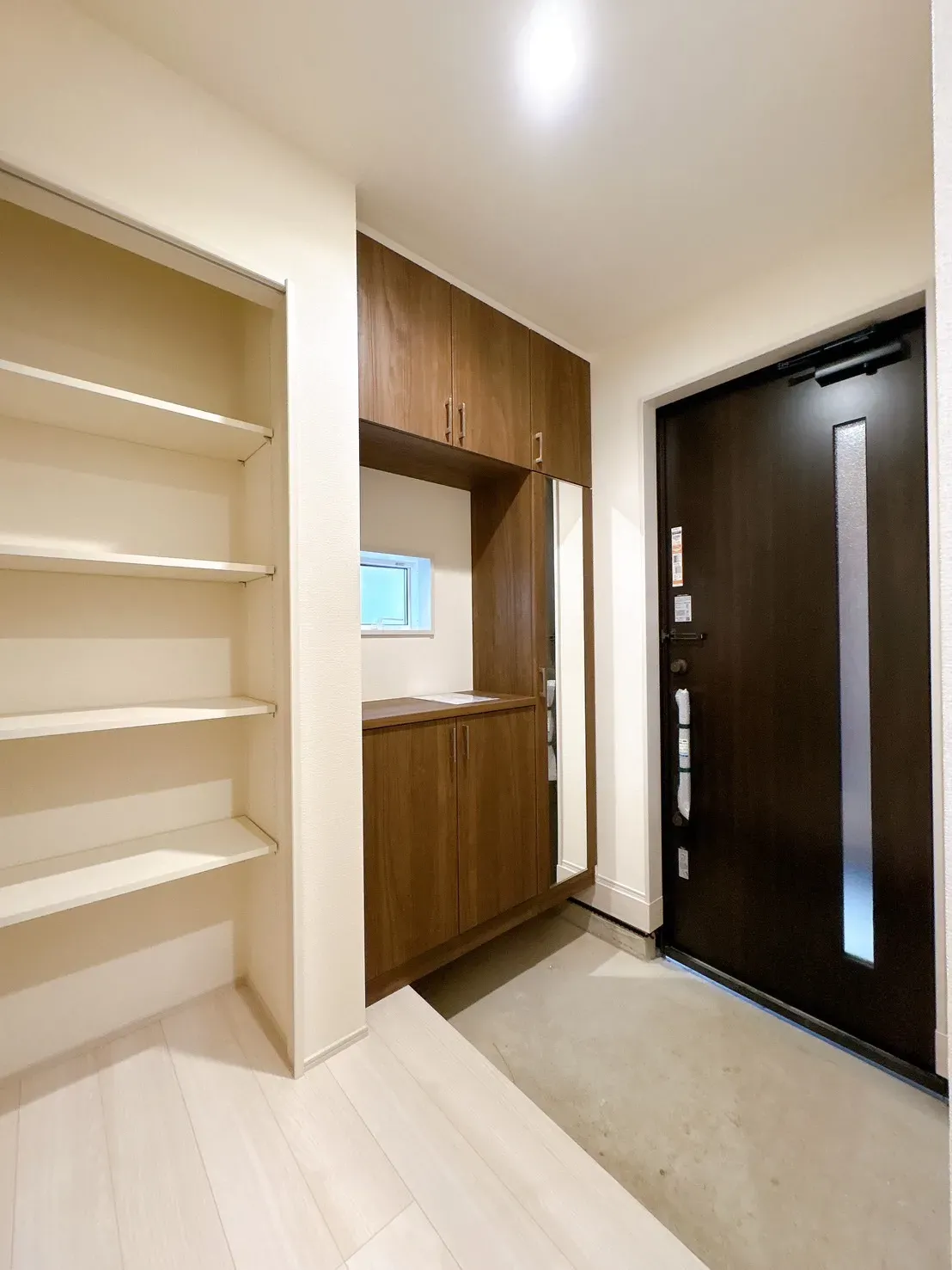 【玄関収納】大きな鏡付で、お出かけ前のチェックにも便利です♪