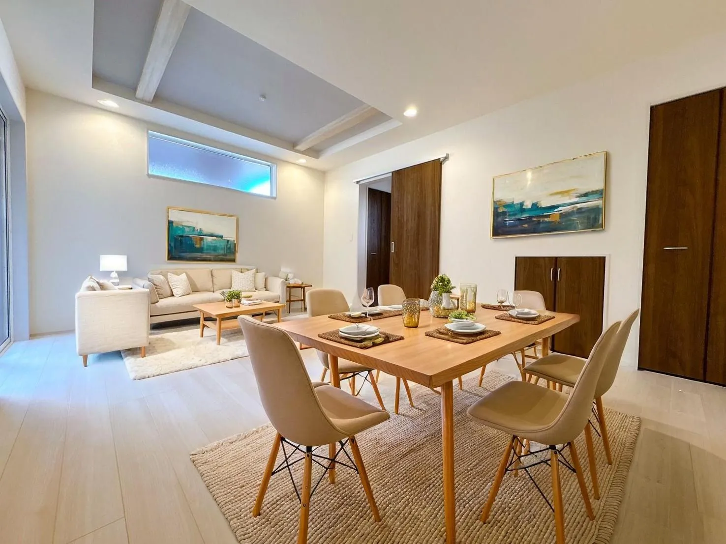 【リビング】ゆったりリビング!シャッター、折上天井と設備も充実です♪