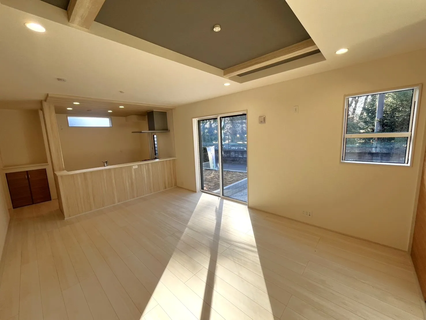 【リビング】ゆったりリビング!シャッター、折上天井と設備も充実です♪