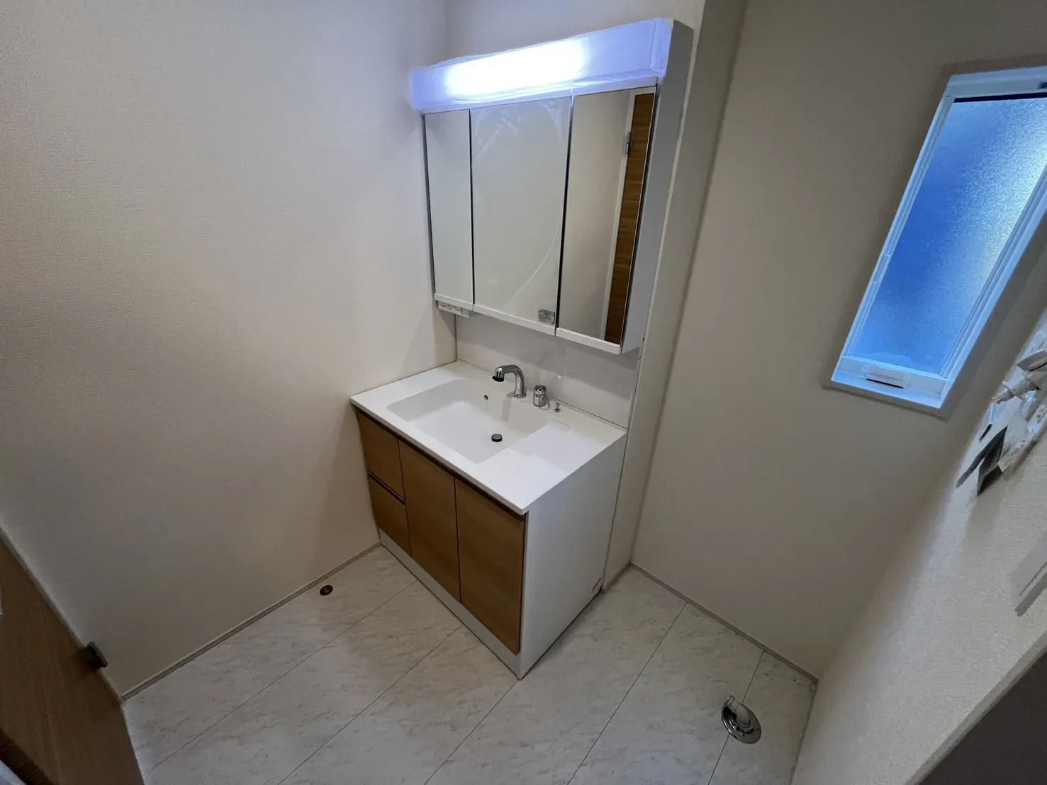 【脱衣所】大きな洗面化粧台付きです♪