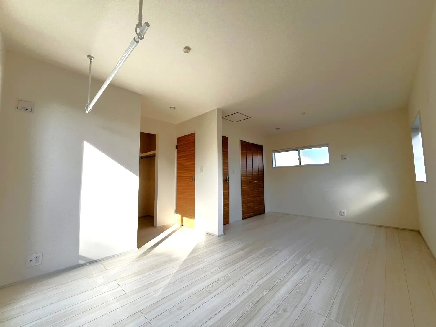 【主寝室】10帖以上の広いお部屋です♪