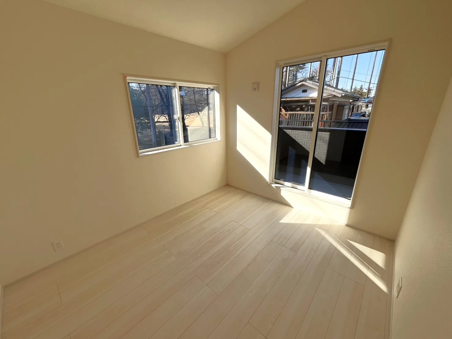 【勾配洋室】勾配天井が開放感を演出します♪