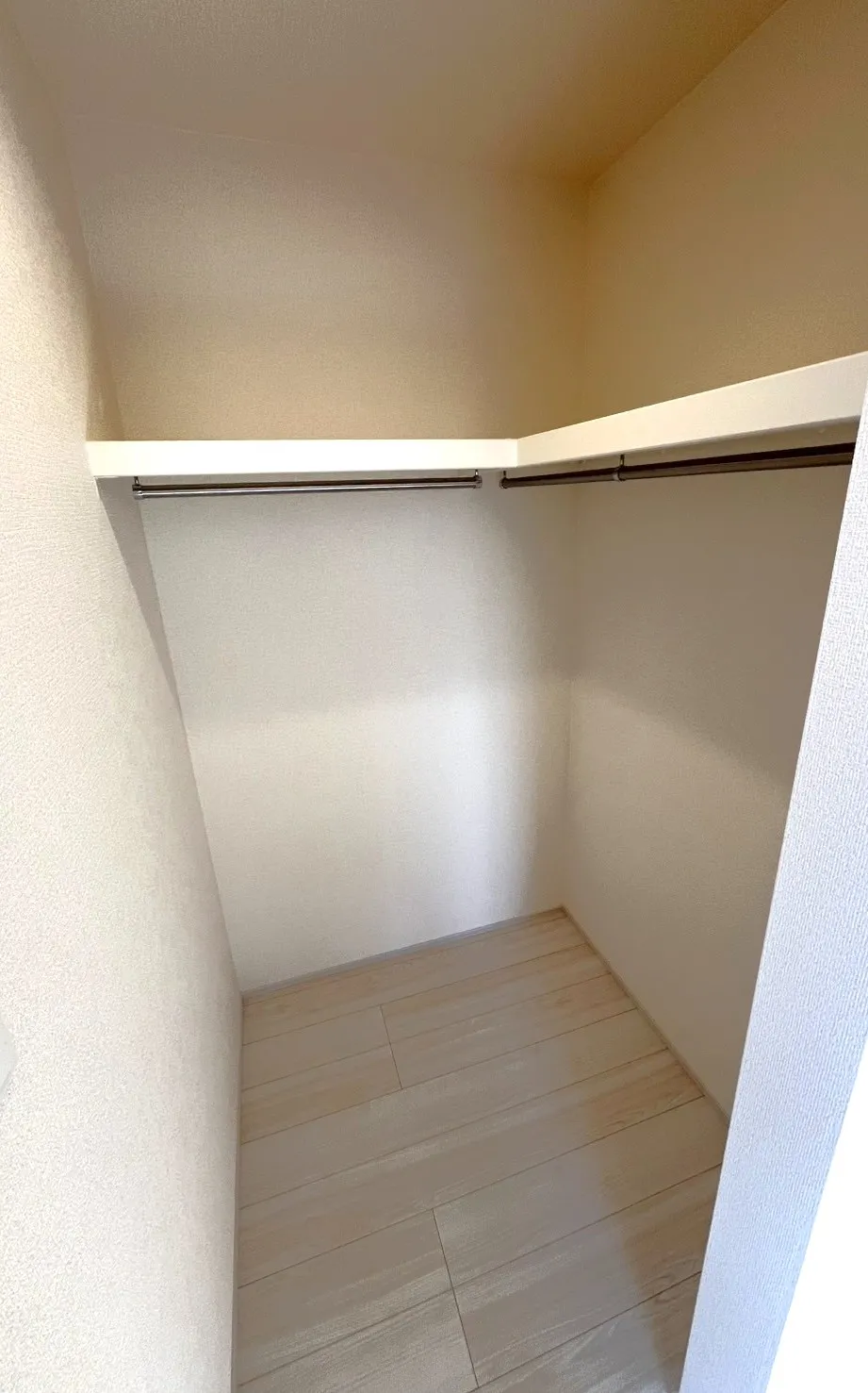 【ウォークインクローゼット】たっぷり収納できるウォークインクローゼット付き♪