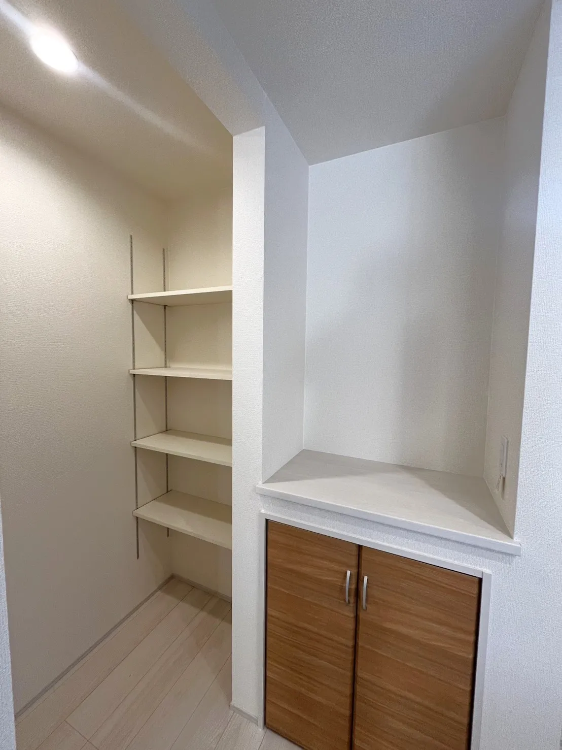 【パントリー】キッチンがすっきり片付く可動棚付きパントリー