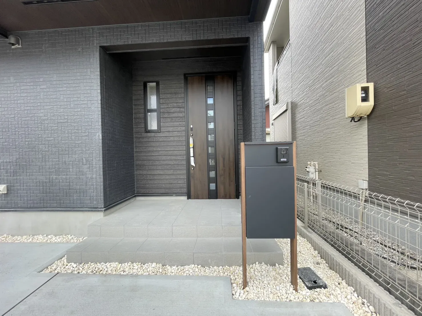 販売現地 1号棟 宅配ボックス 玄関扉