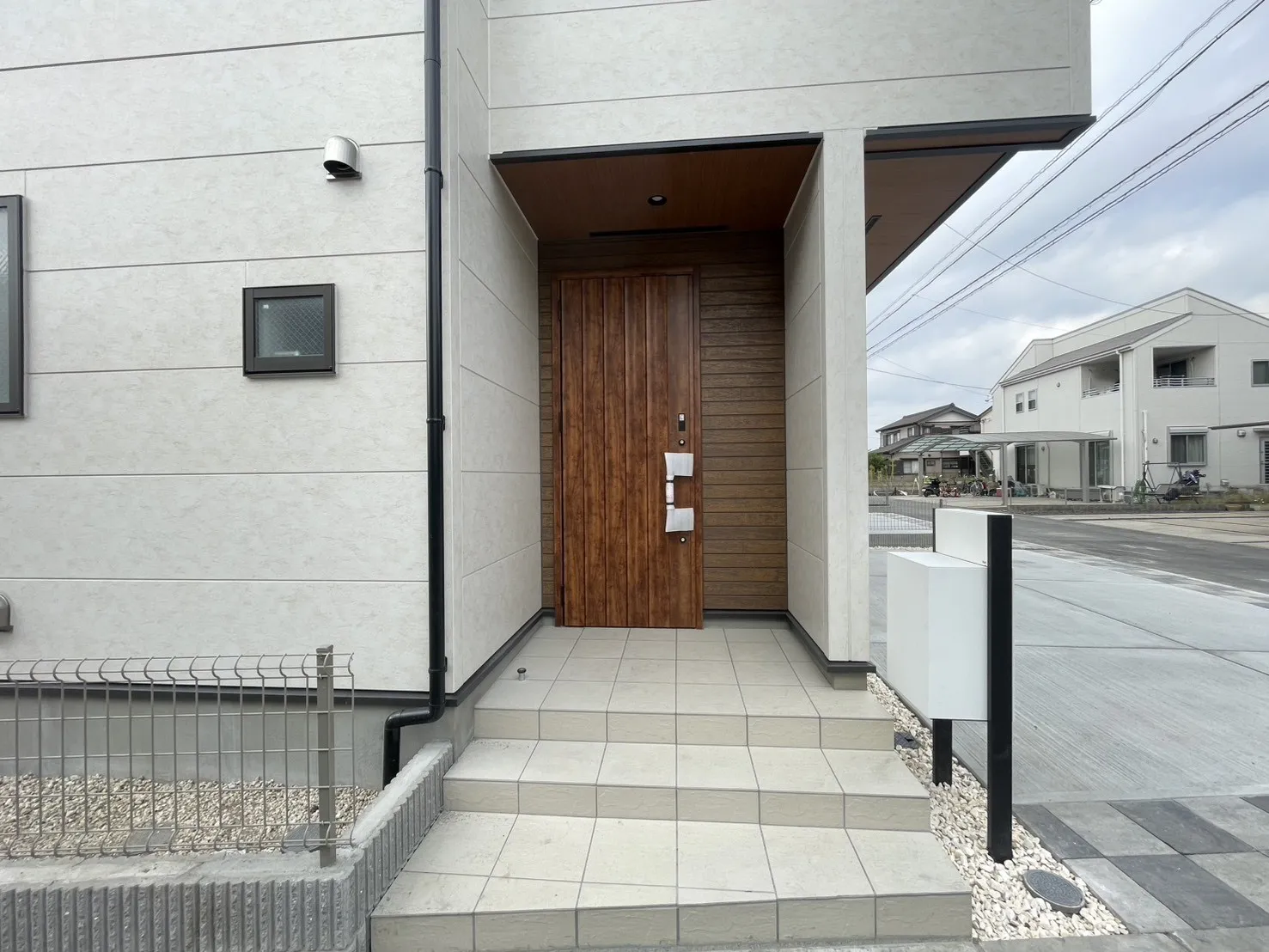 販売現地 2号棟 玄関扉