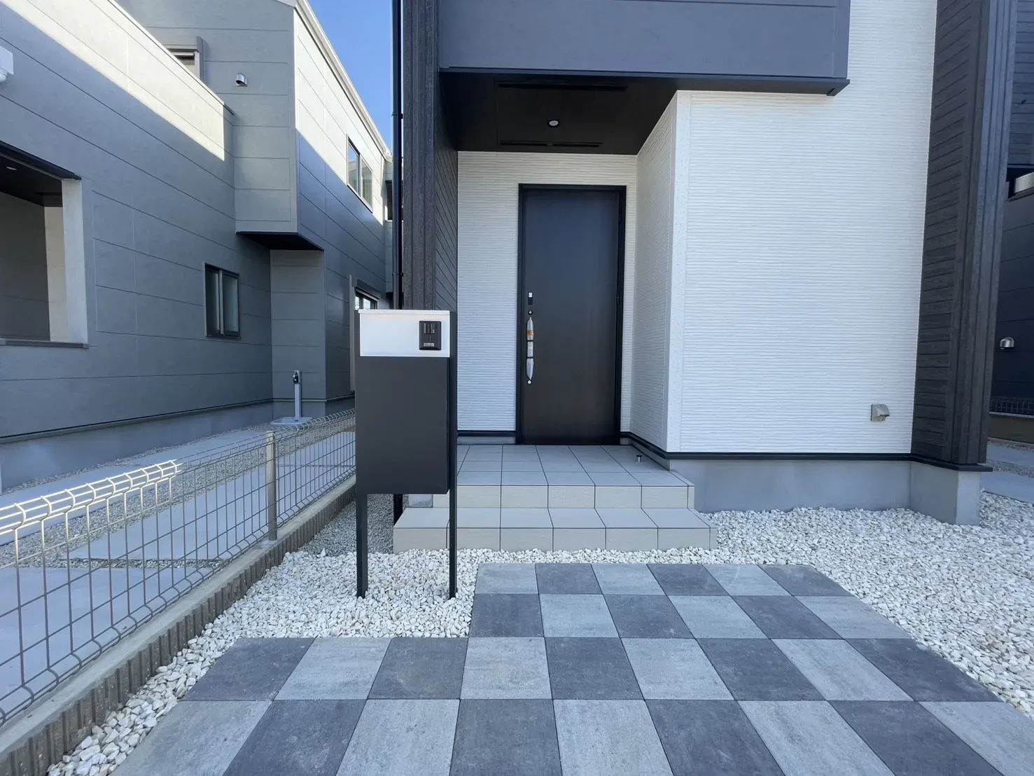 2号棟　宅配ボックス付門柱