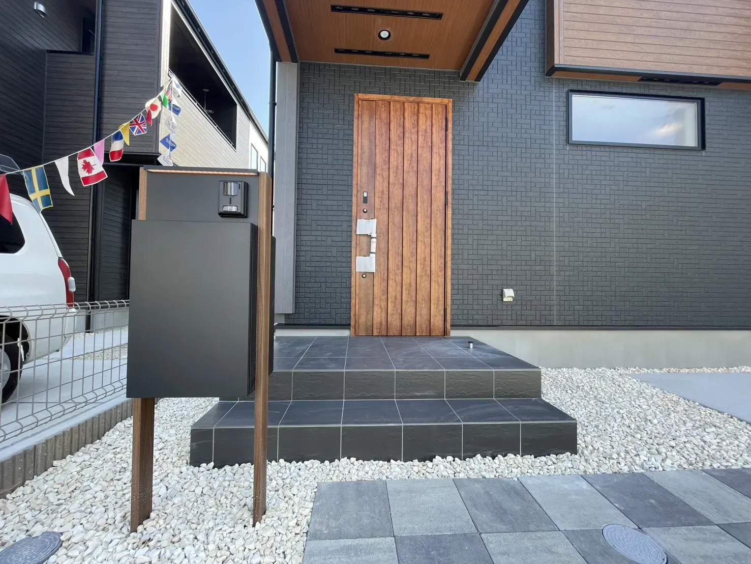 販売現地　3号棟　宅配ボックス付き門柱　玄関扉