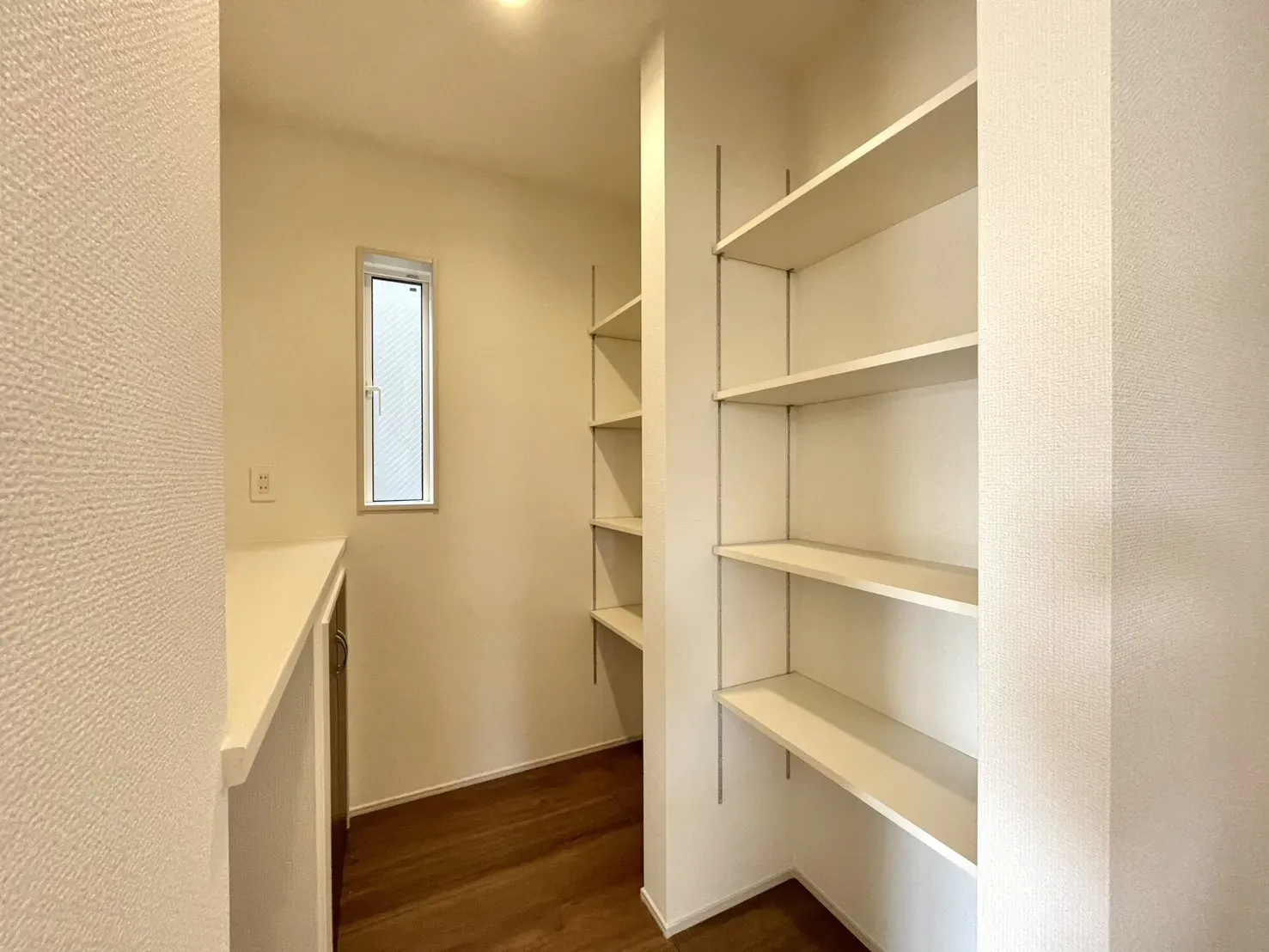 5号棟　キッチン横　パントリー　カウンター