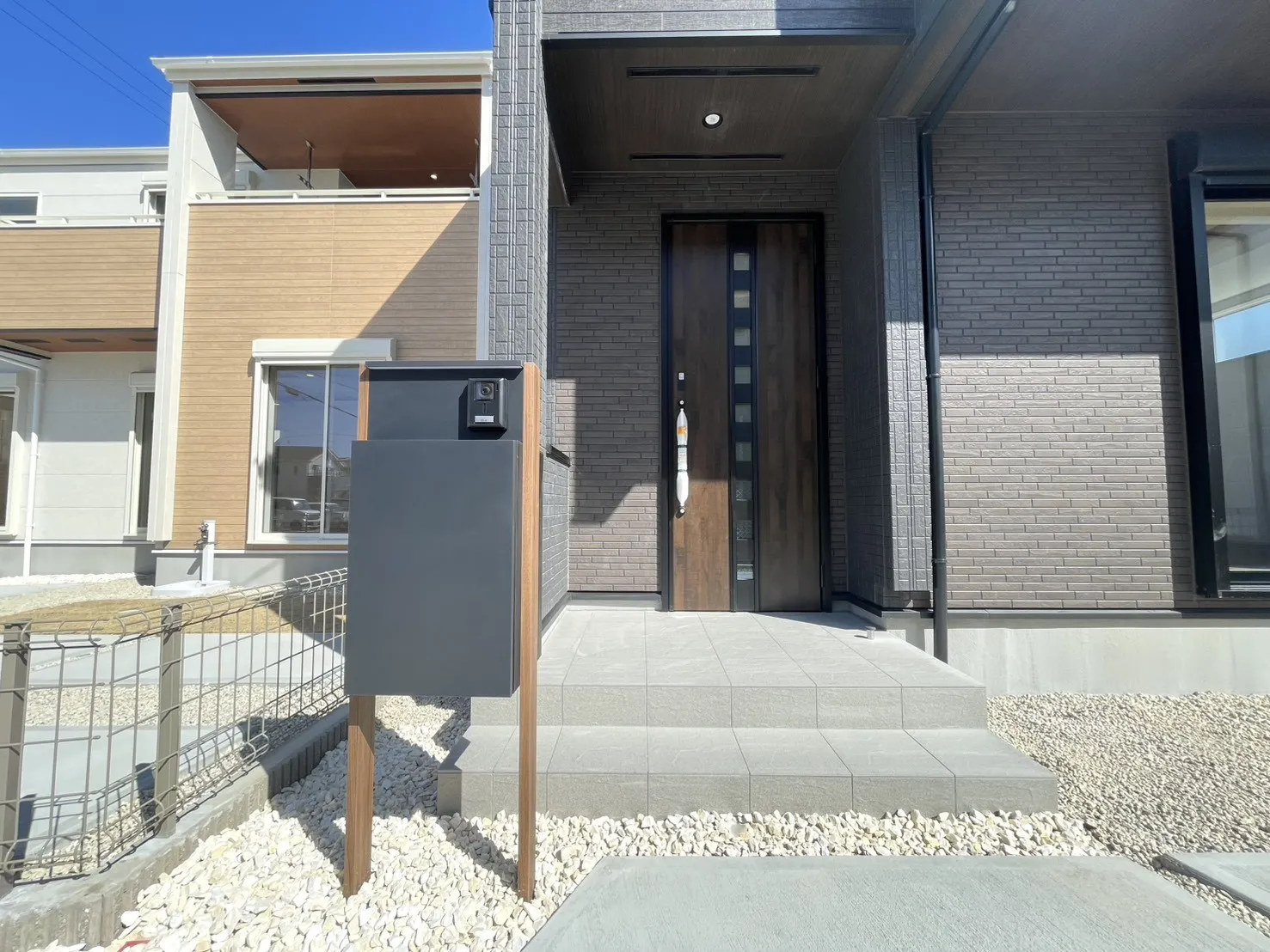 販売現地　5号棟　宅配ボックス付き門柱　玄関扉