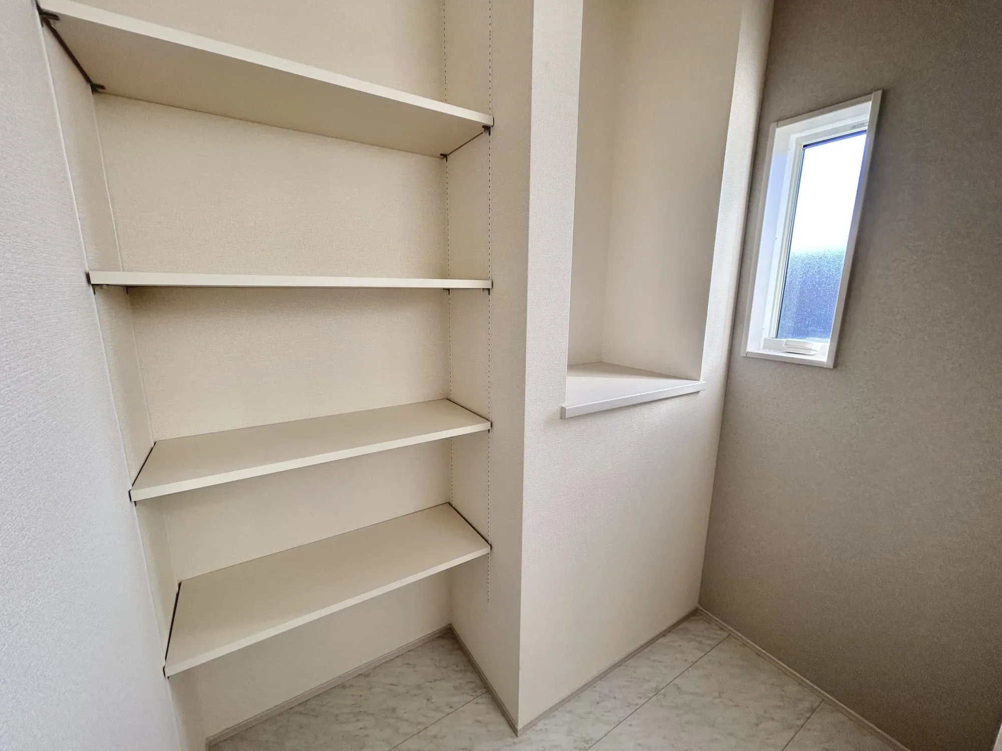 【8号棟洗面室収納】