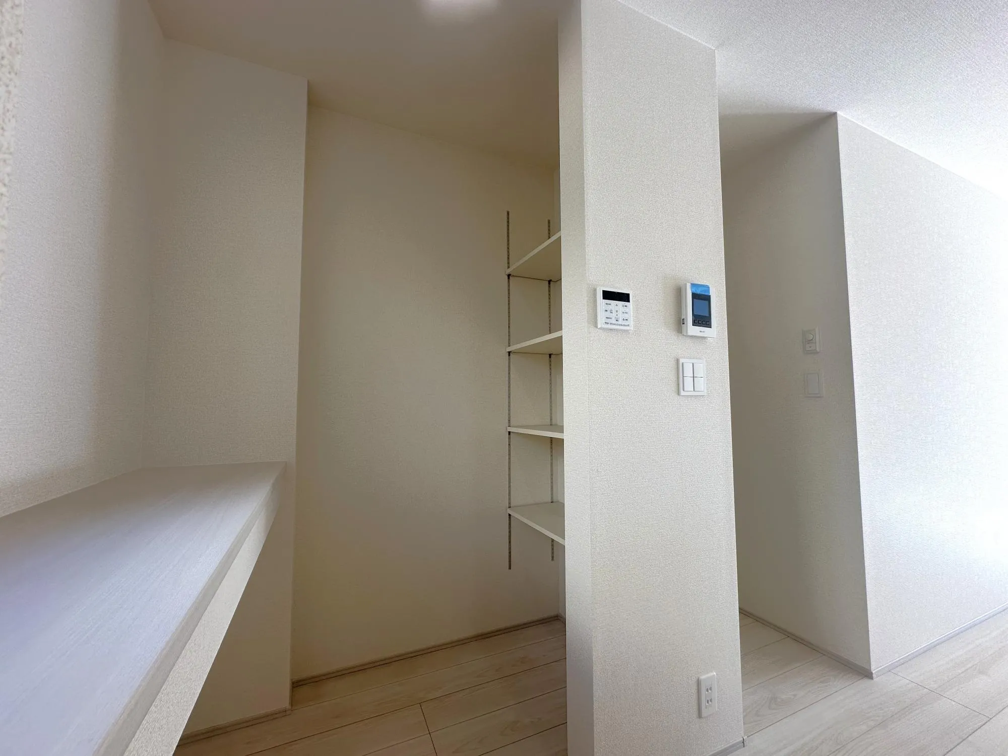 ①号棟　可動棚付き収納