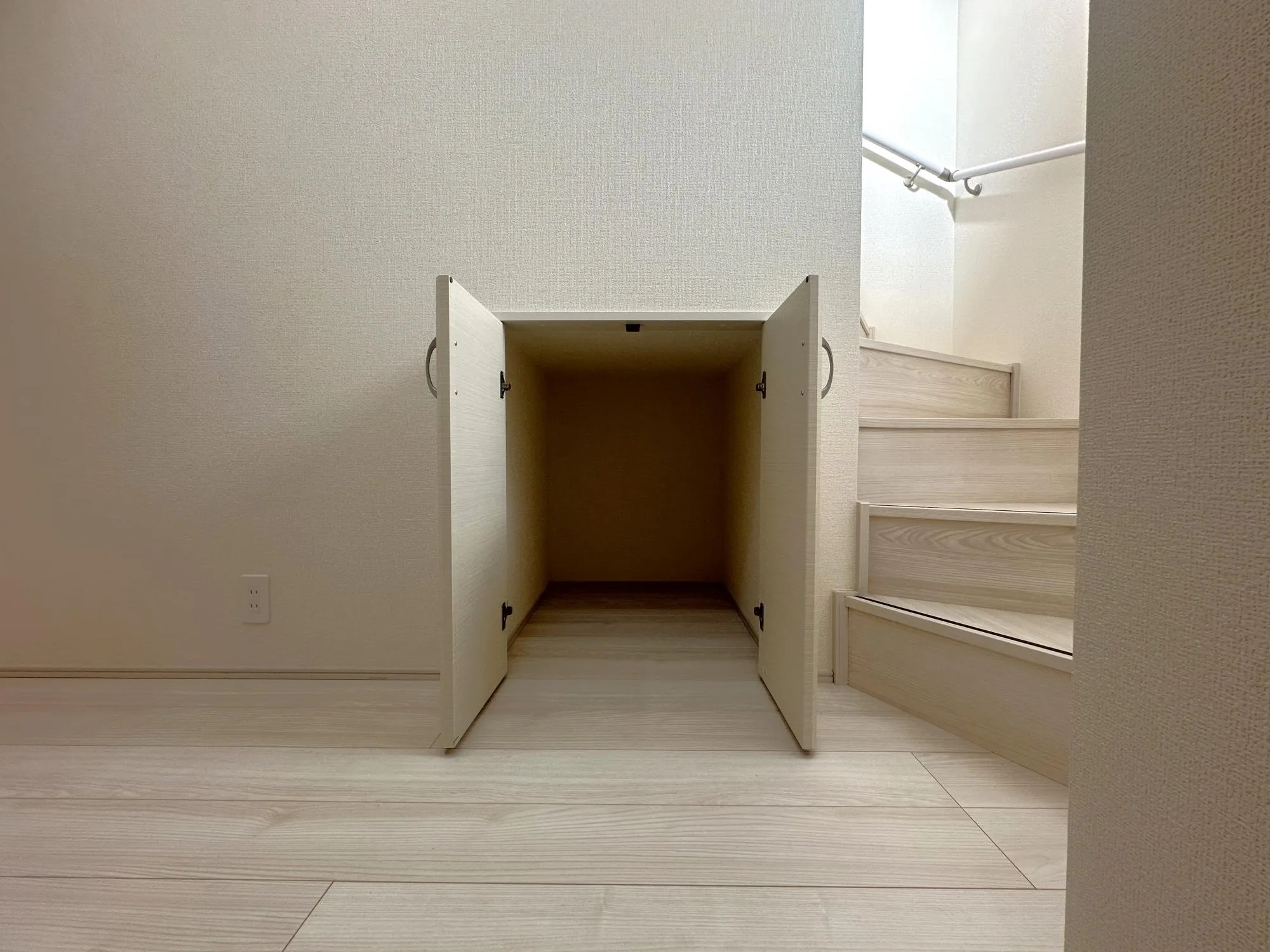 ①号棟　階段下収納