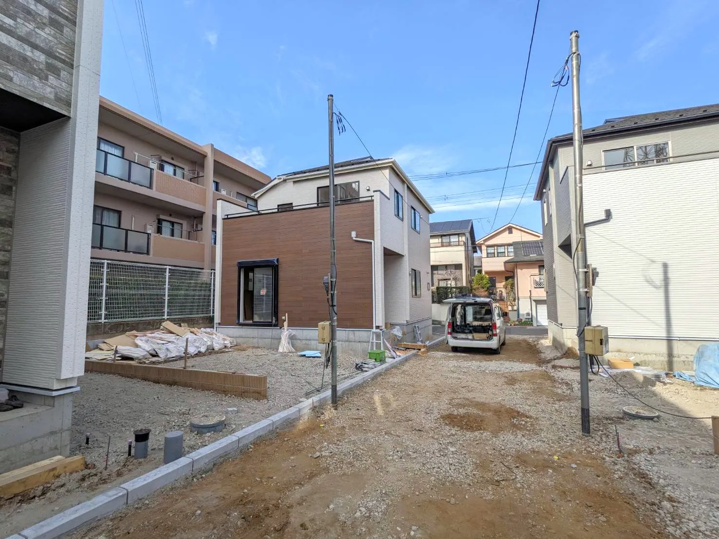 駅徒歩9分、都内まで電車1本で通勤・通学も快適!
協定道路で安心のアプローチ。買い物施設も充実の便利な住環境です。