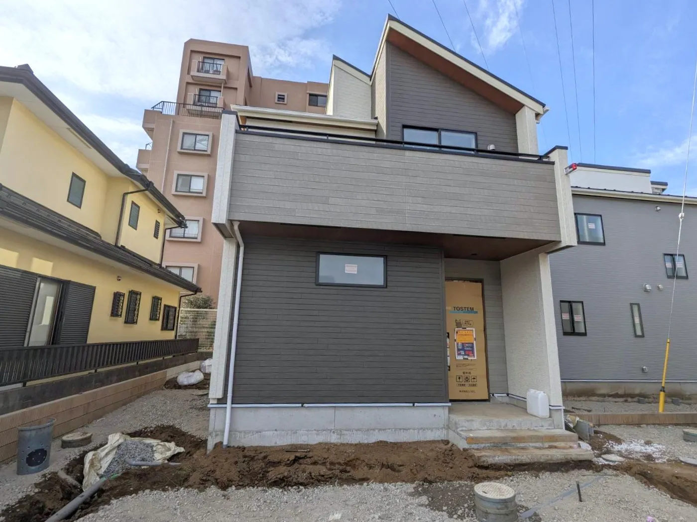 幅6mの広々とした前面道路で、車の行き違いもスムーズに行えます。駐車も楽々できるので、毎日の運転やお出かけがストレスフリーに♪安全で安心して快適に暮らせる環境が整っています。