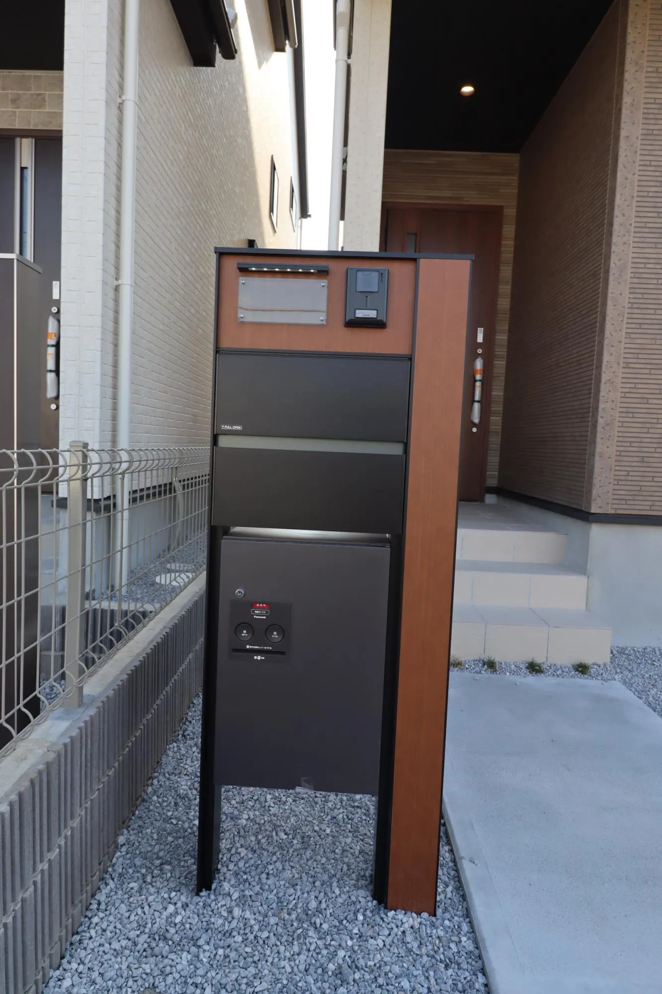 1号棟　宅配ボックス付きポスト