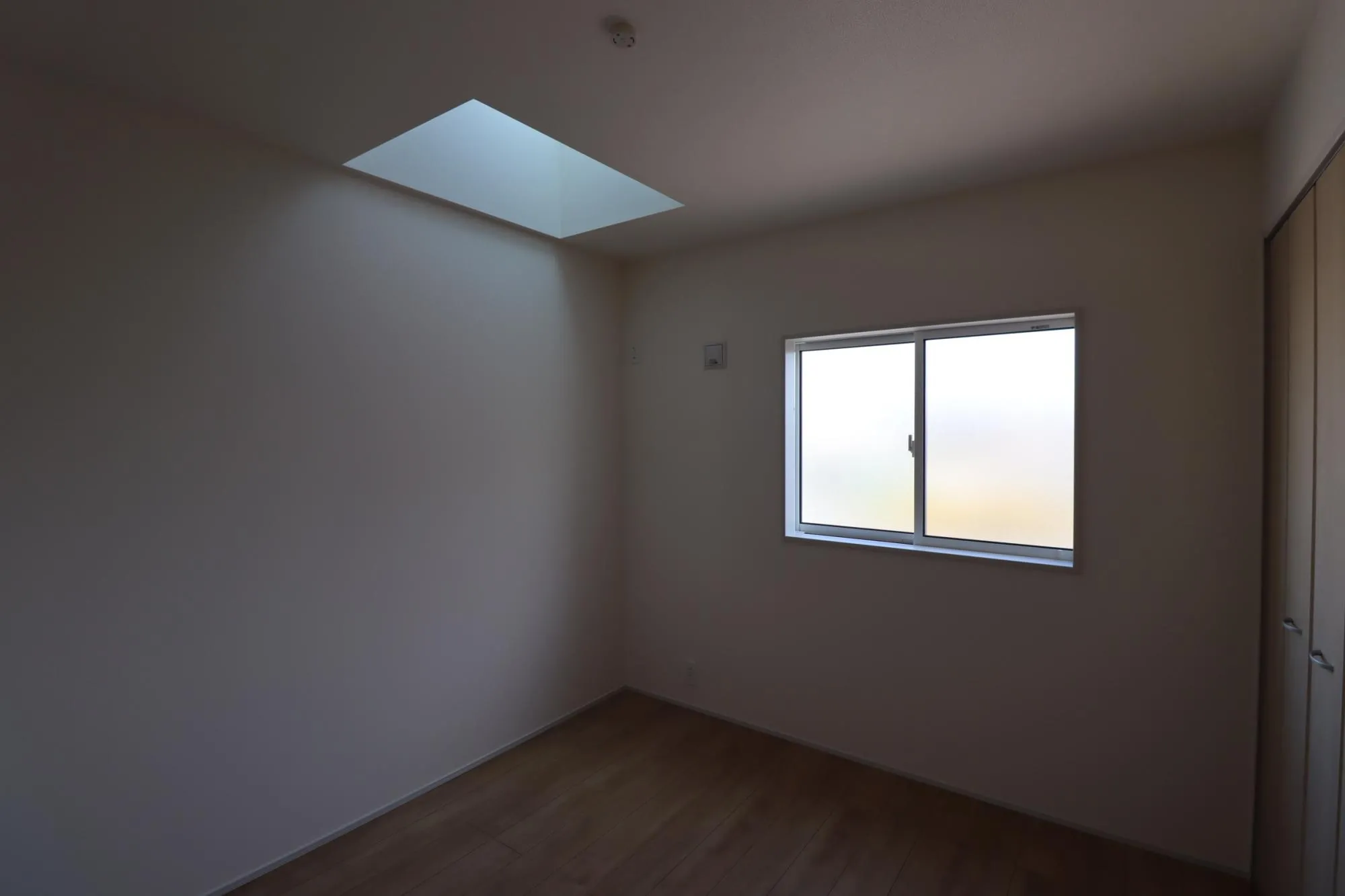 2号棟　東側寝室5.25帖
(自然光が入る天窓有)