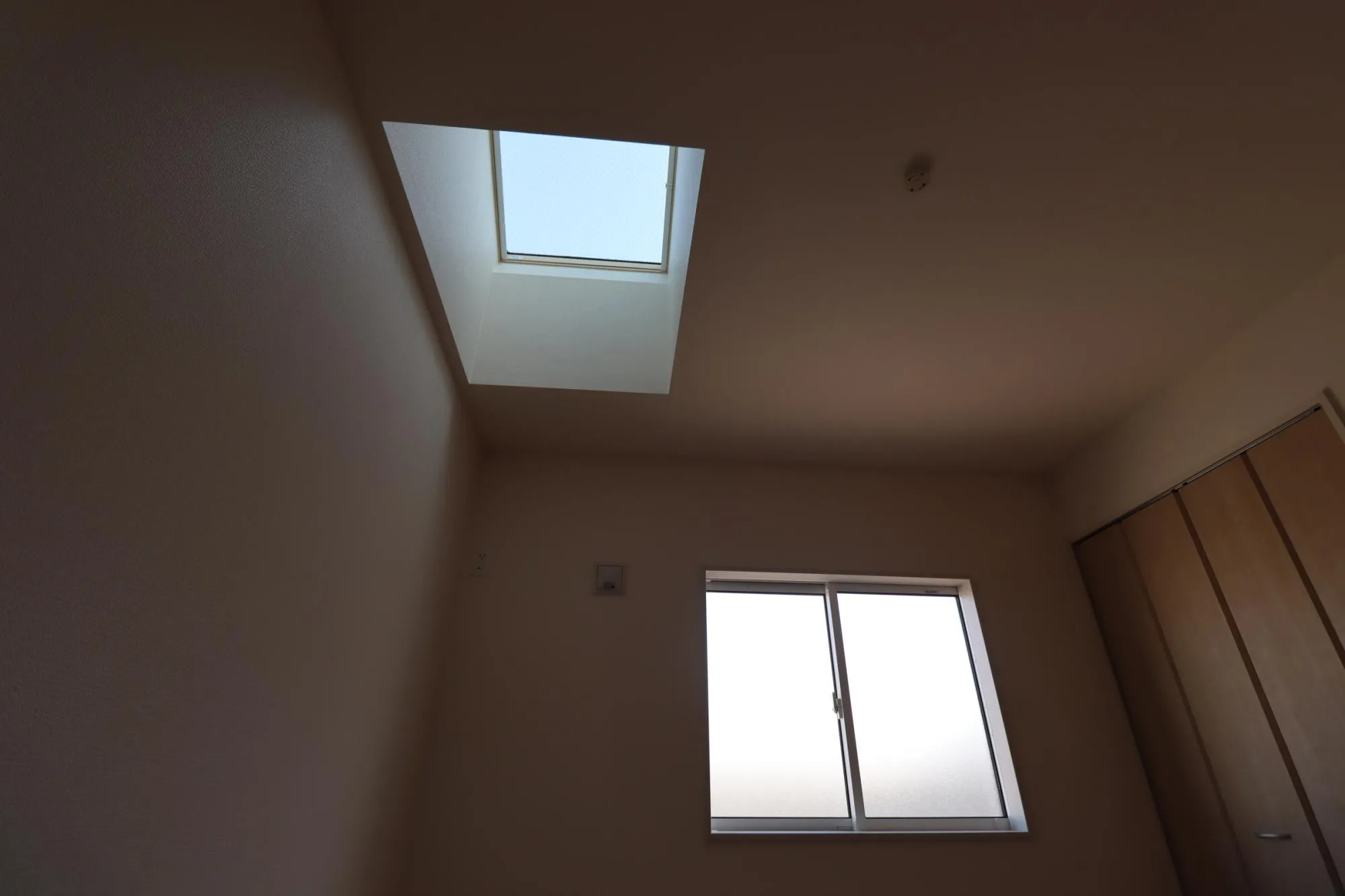 2号棟　東側寝室5.25帖
(自然光が入る天窓有)