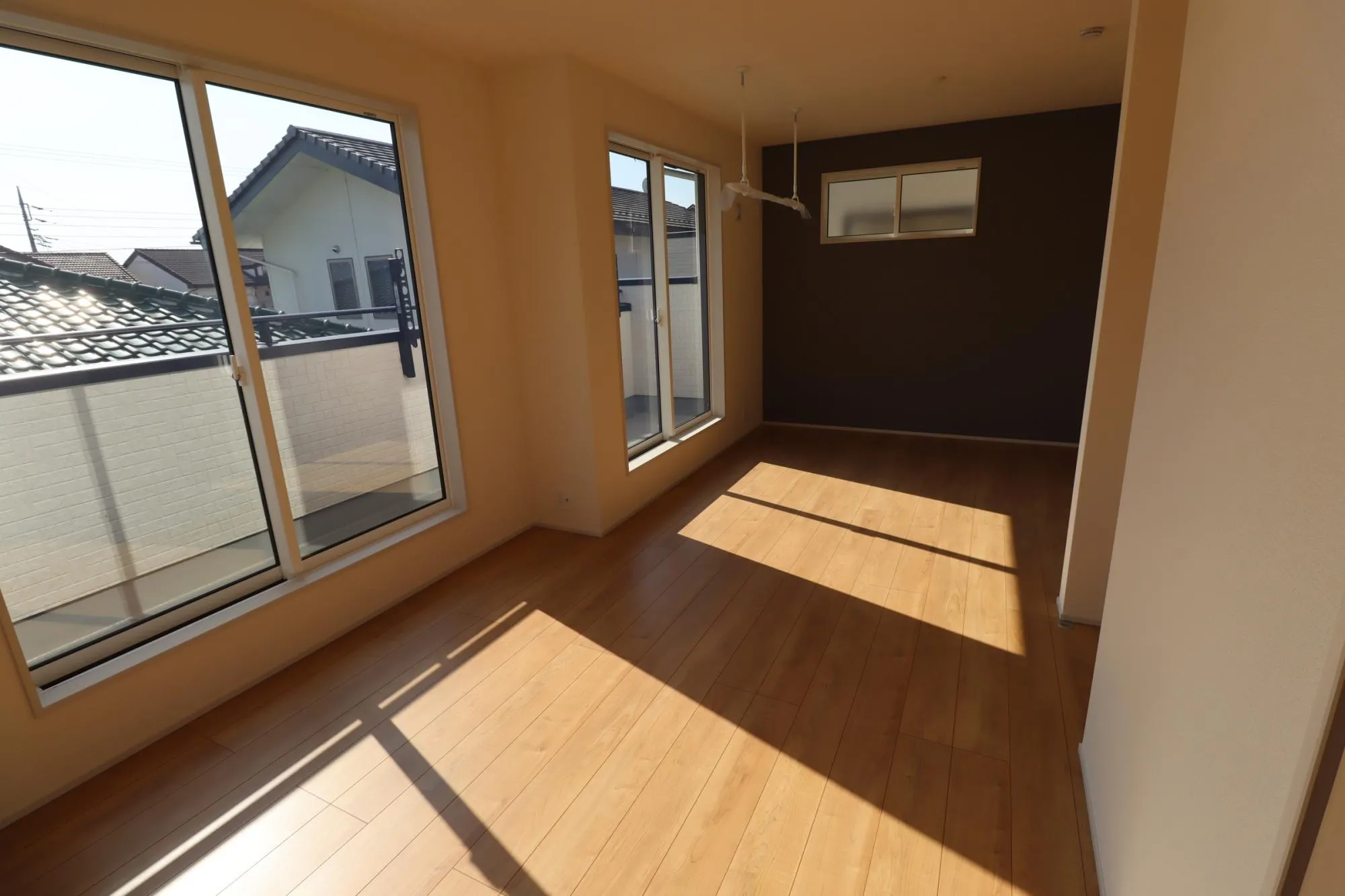 2号棟　南側寝室10.26帖
間仕切り壁設置で2部屋に変更可能
(別途有償オプション)