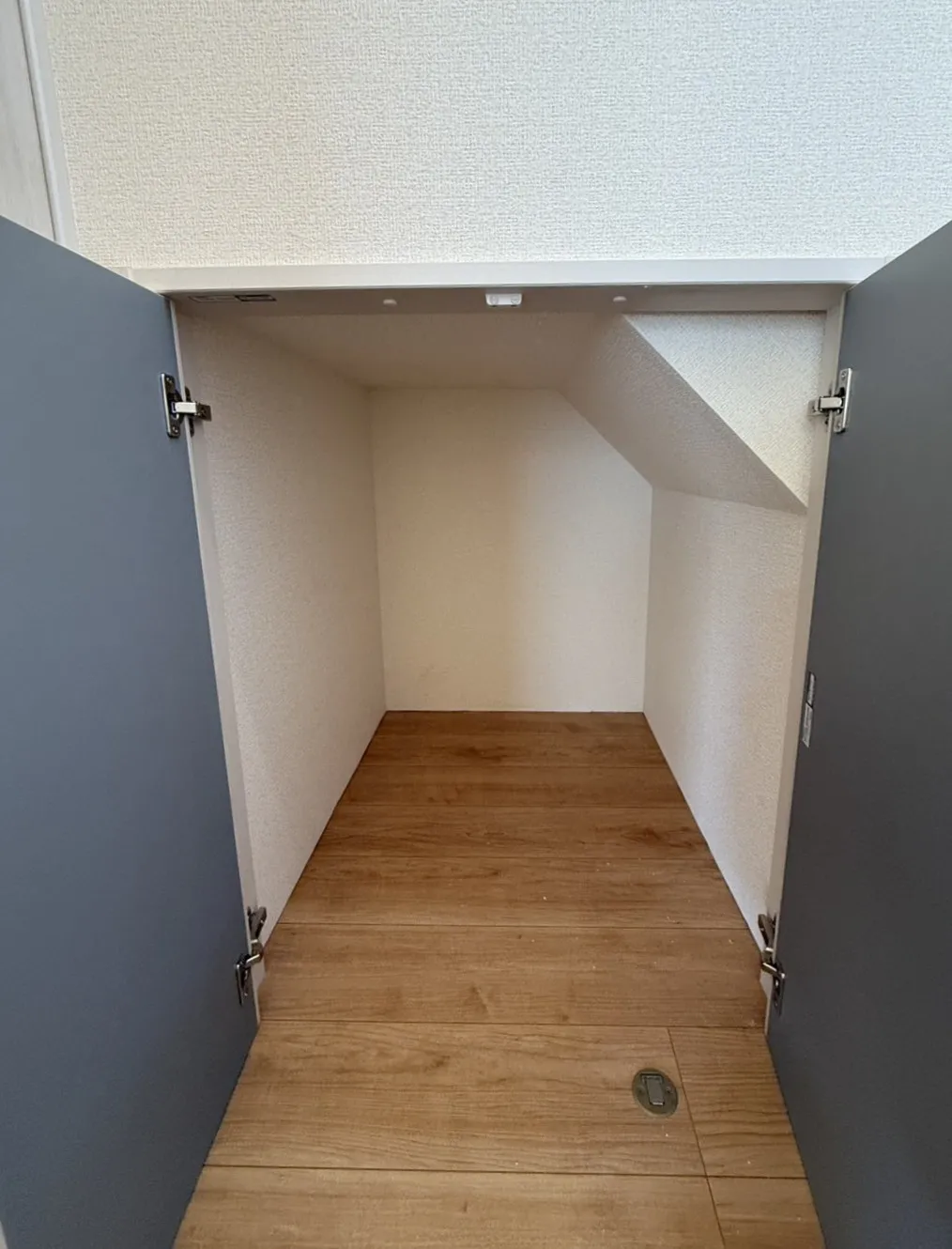 ①階段下収納